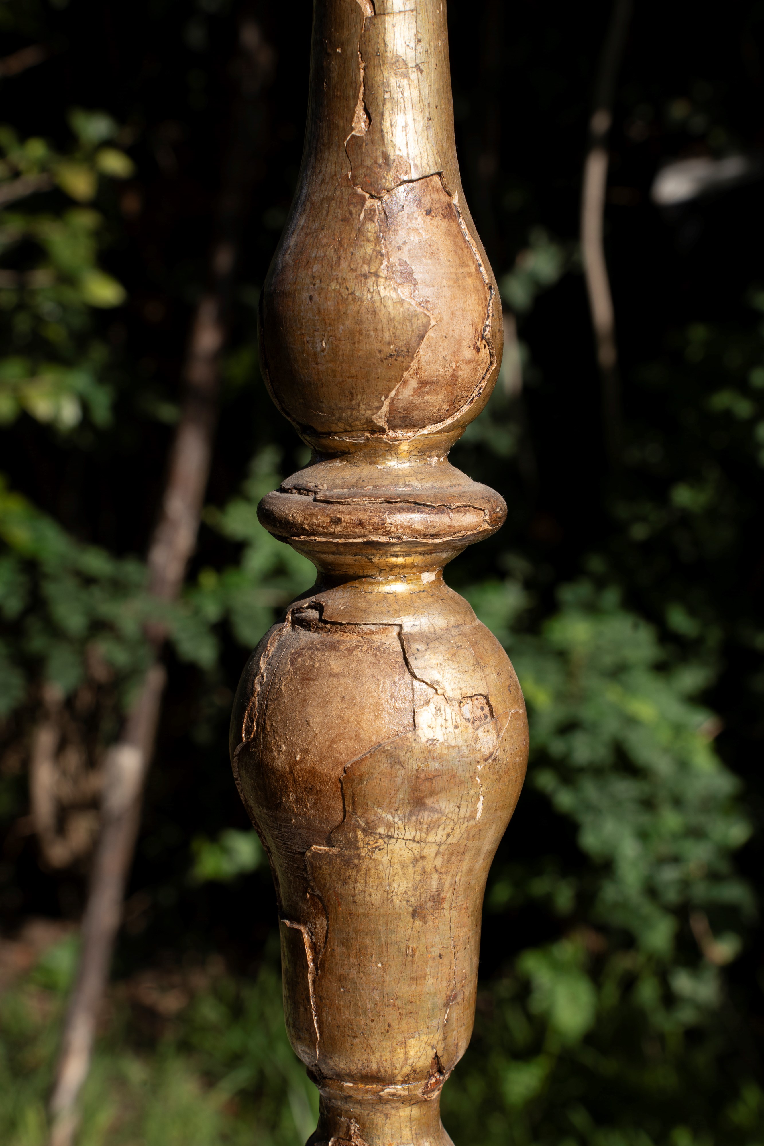 Coppia di candelabri lignei