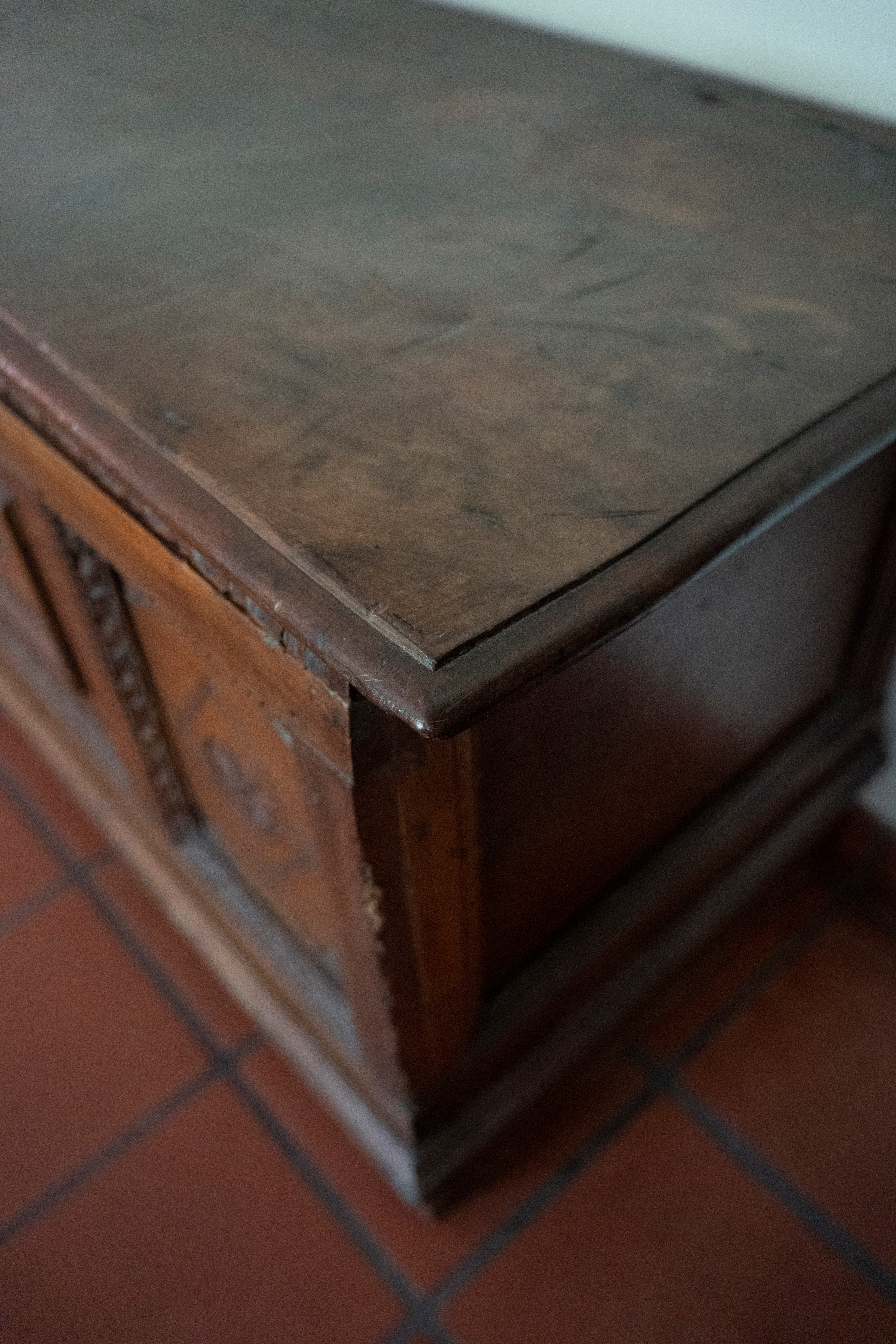 Cassapanca umbra del XVI secolo in noce massello