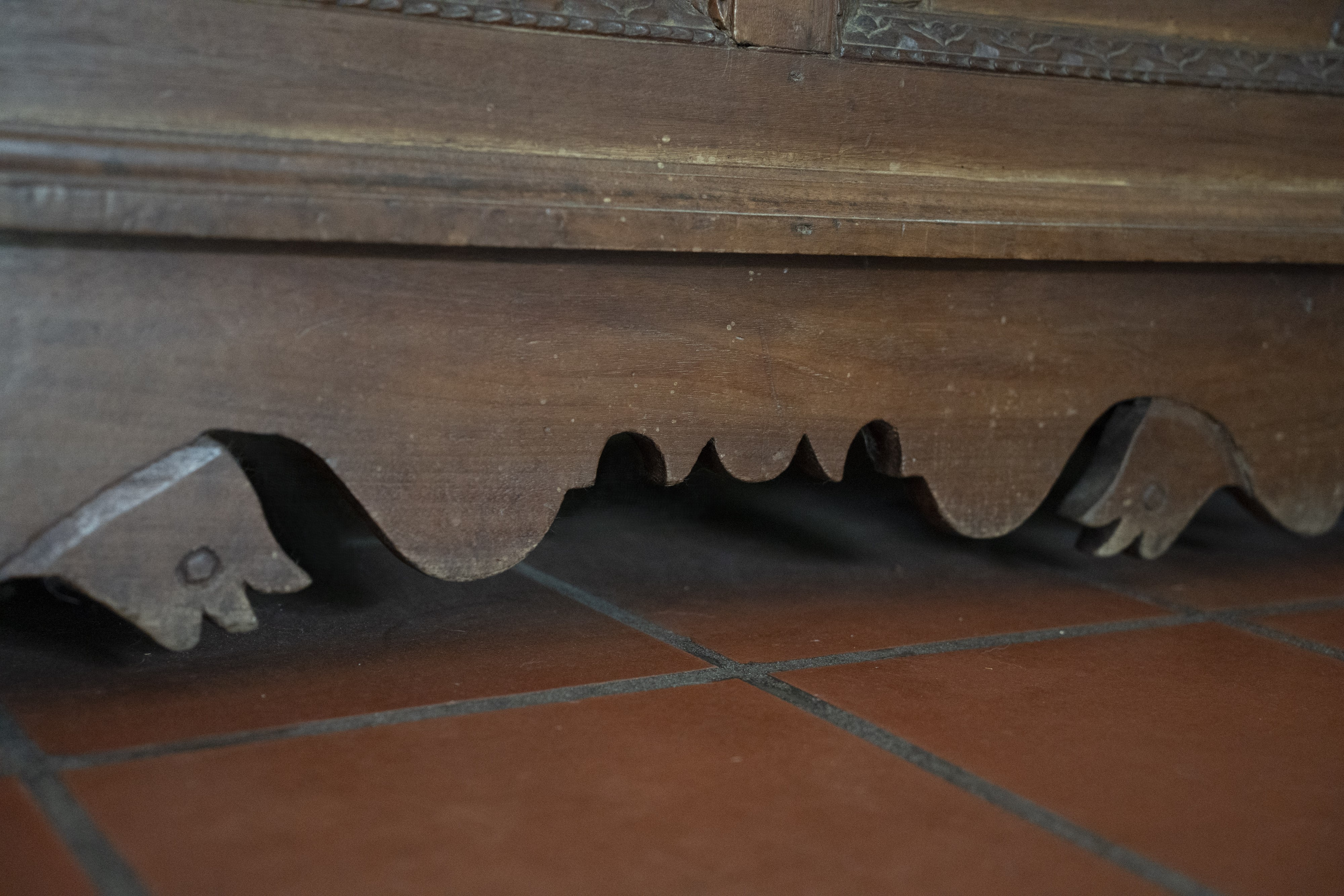 Cassapanca umbra del XVI secolo in noce massello