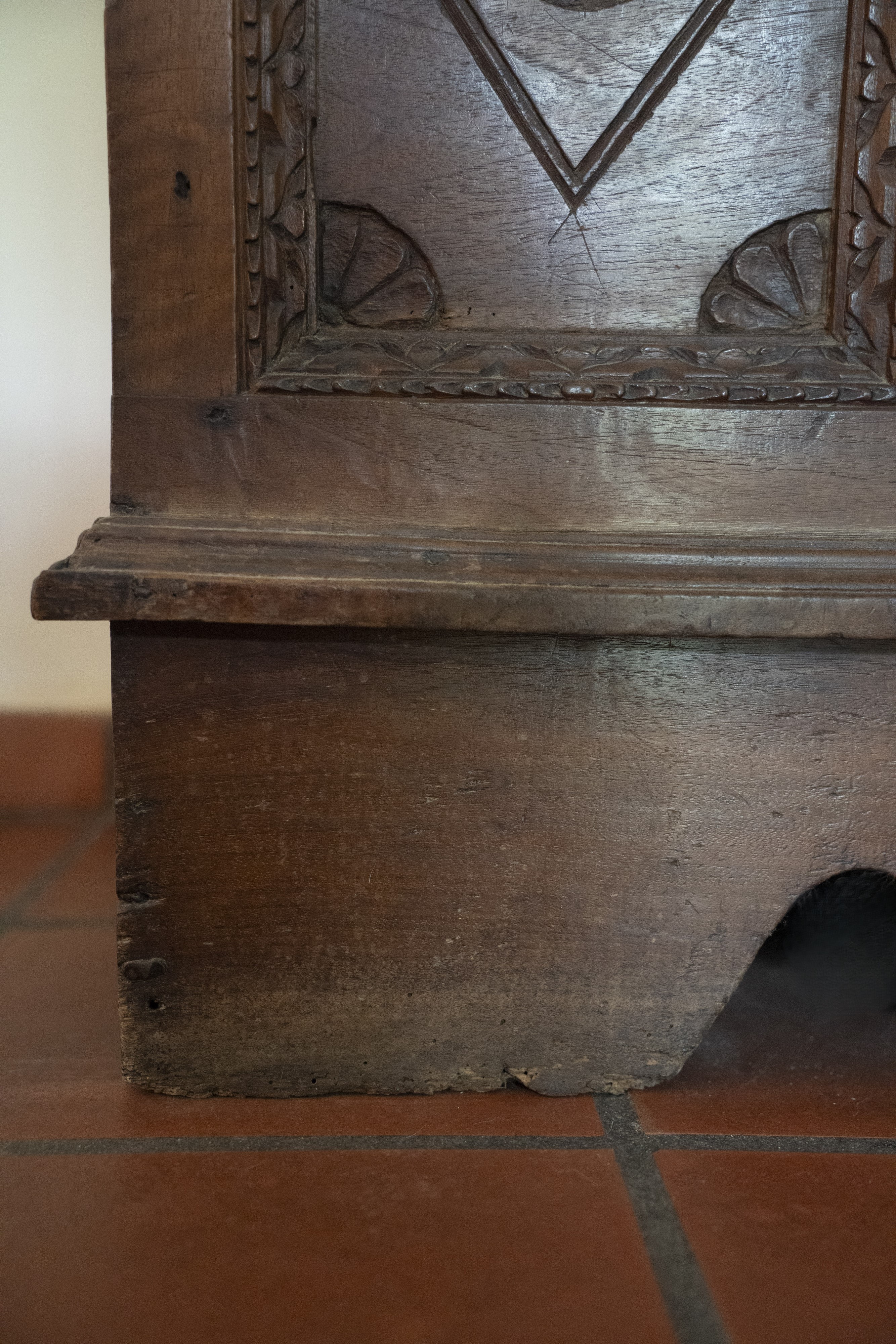 Cassapanca umbra del XVI secolo in noce massello