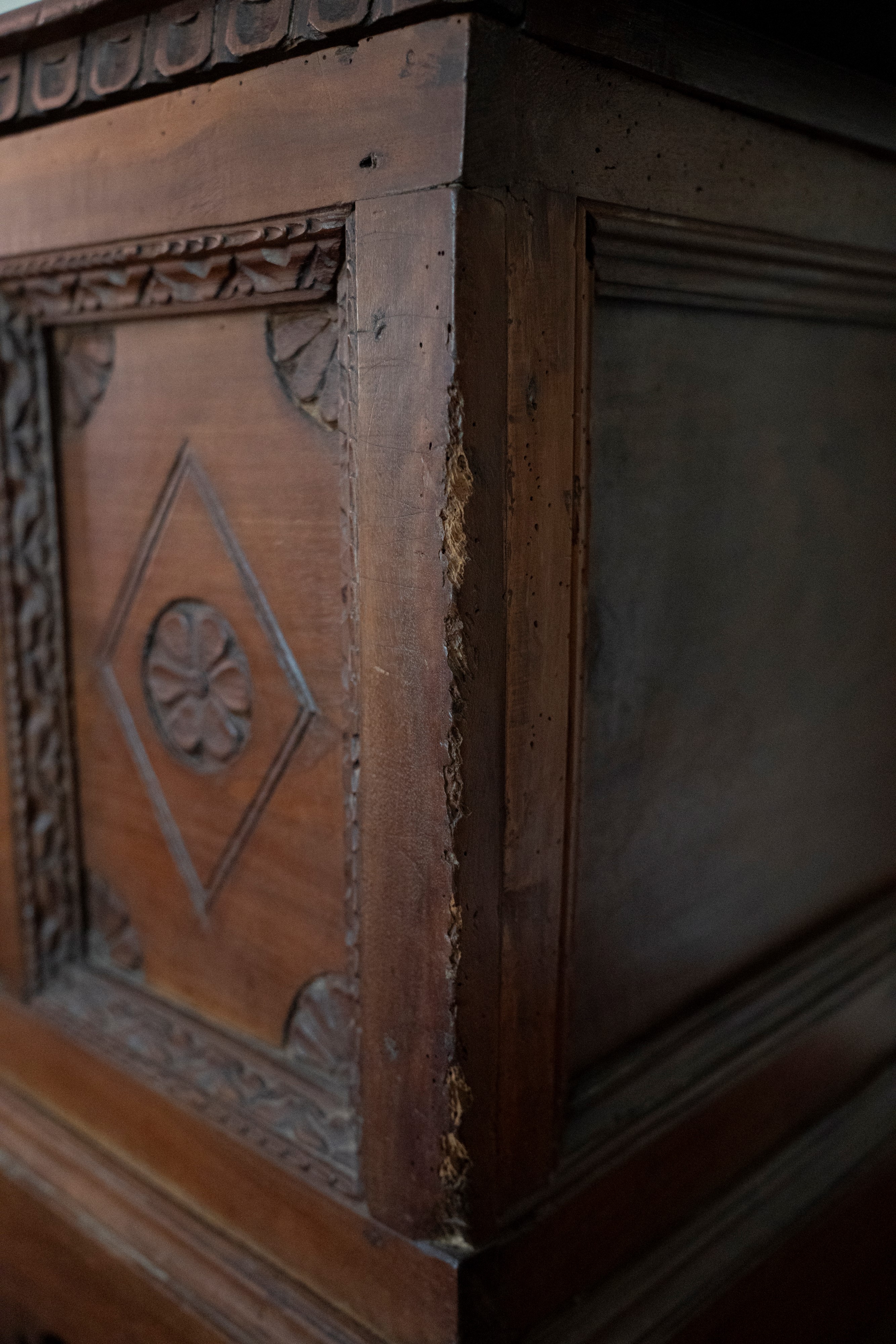 Cassapanca umbra del XVI secolo in noce massello