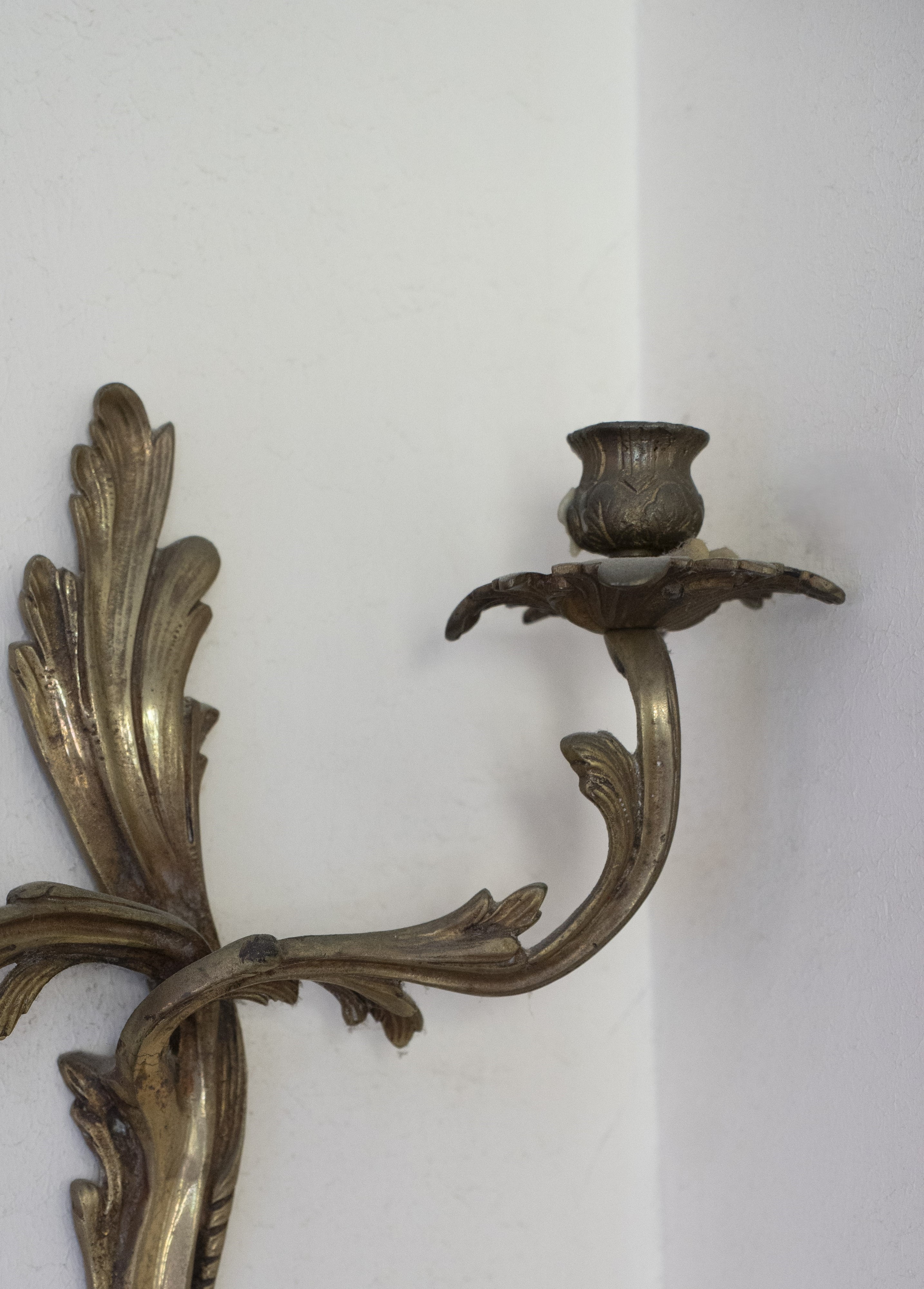 Coppia di applique a 2 luci stile Luigi XV in ottone dorato