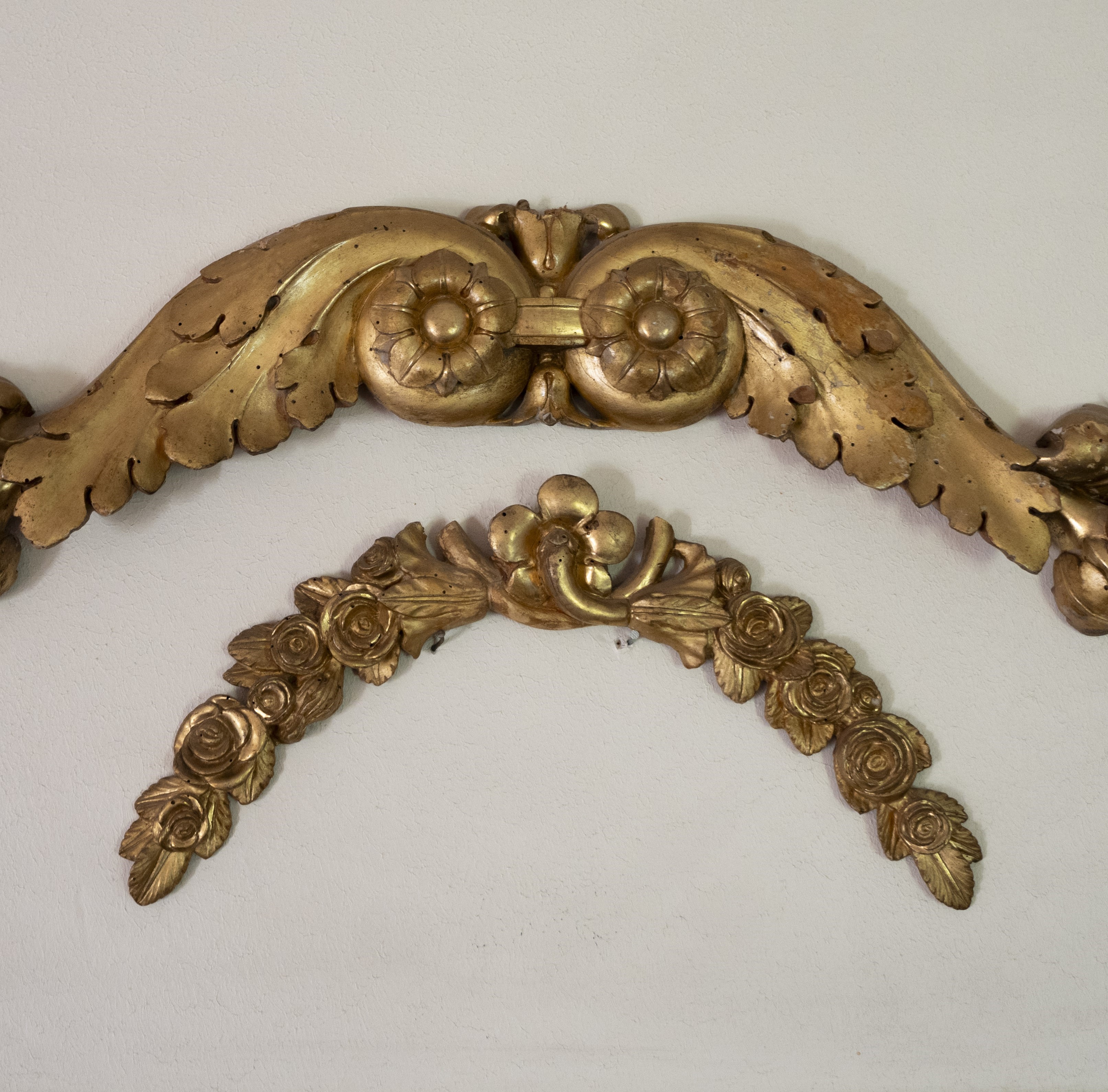 Coppia di fregi in legno dorato