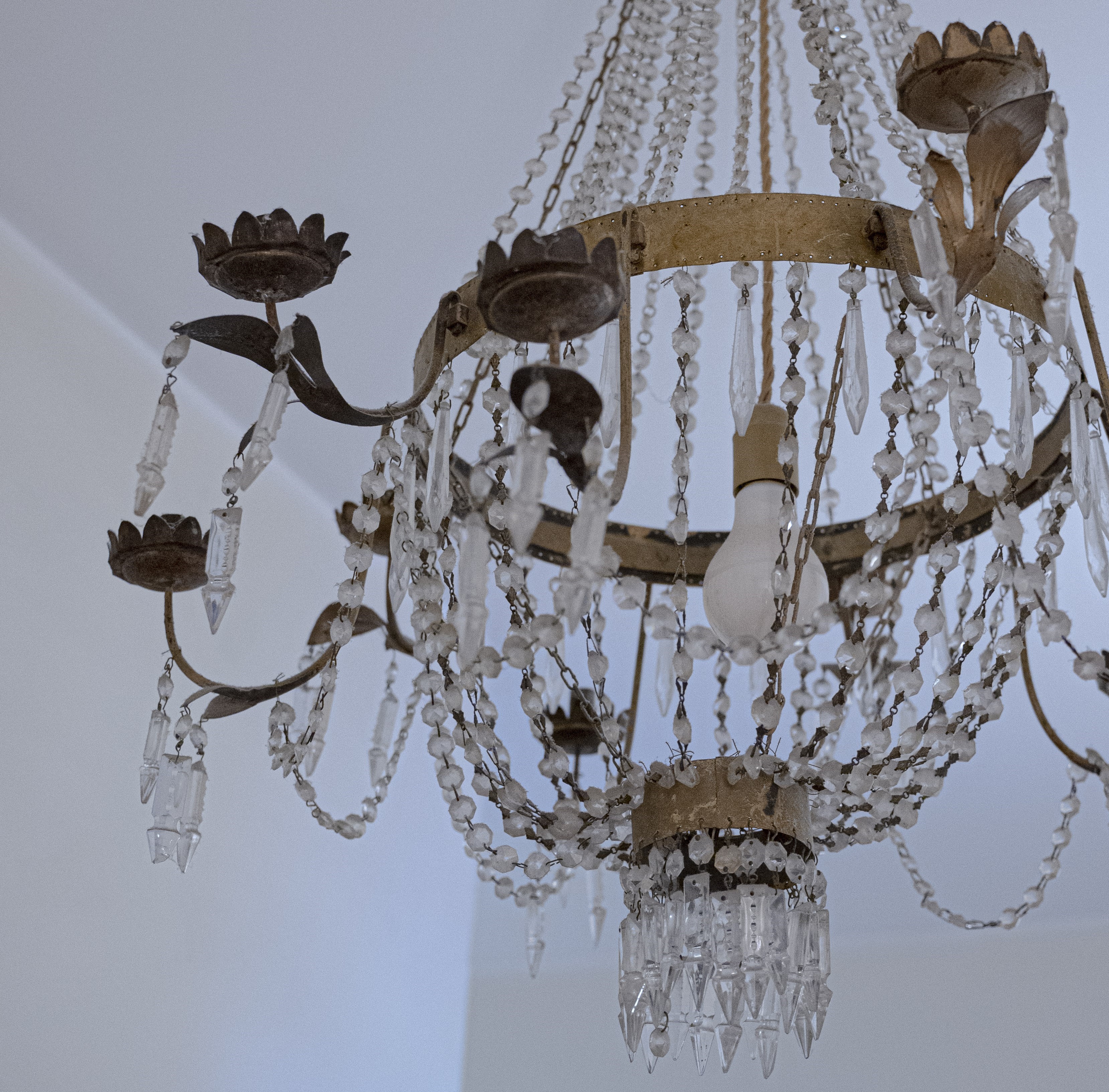 Lampadario a dieci luci in ferro e lamiera