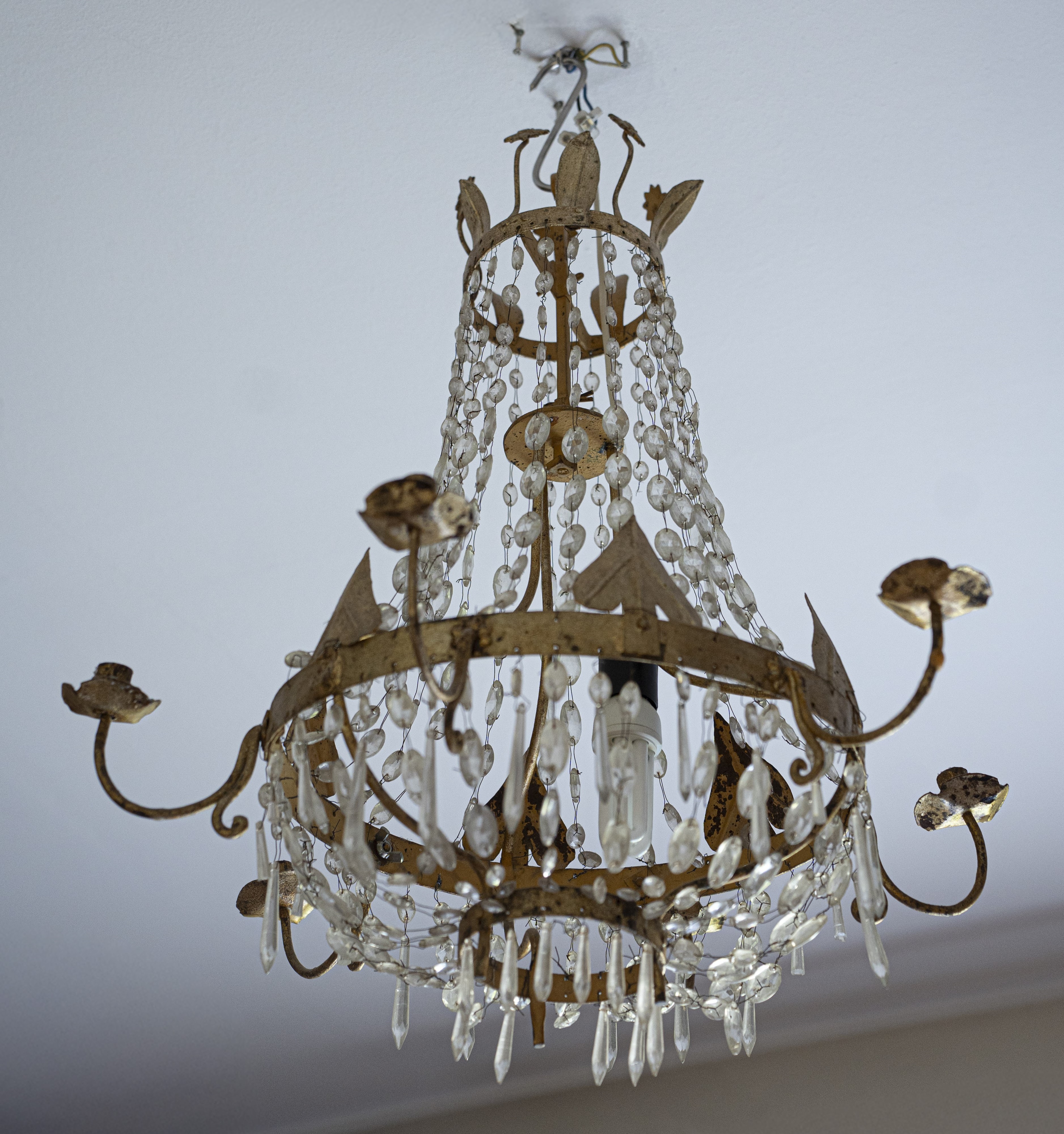 Lampadario in ferro battuto e dorato e cristalli a 6 luci del 700