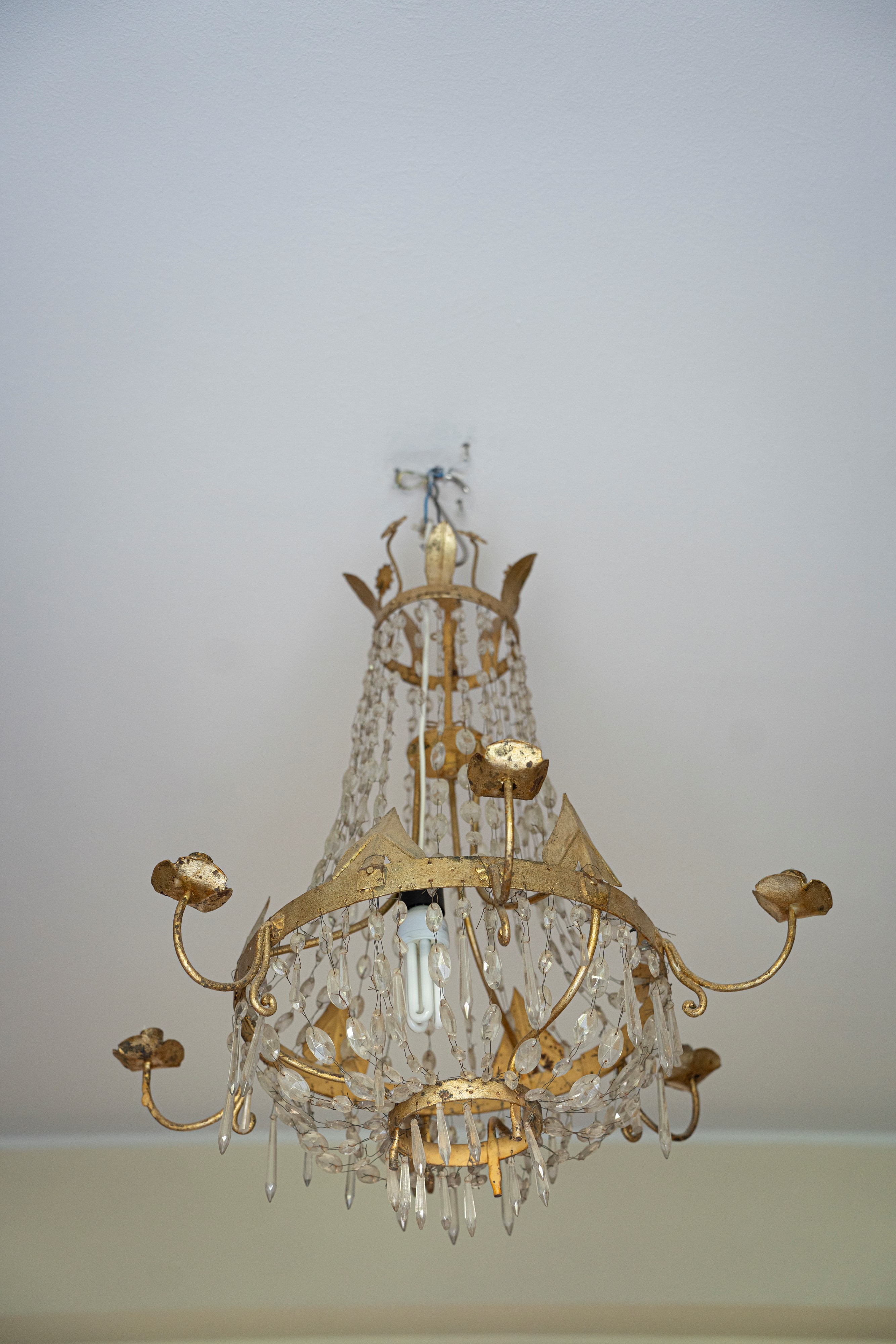 Lampadario in ferro battuto e dorato e cristalli a 6 luci del 700