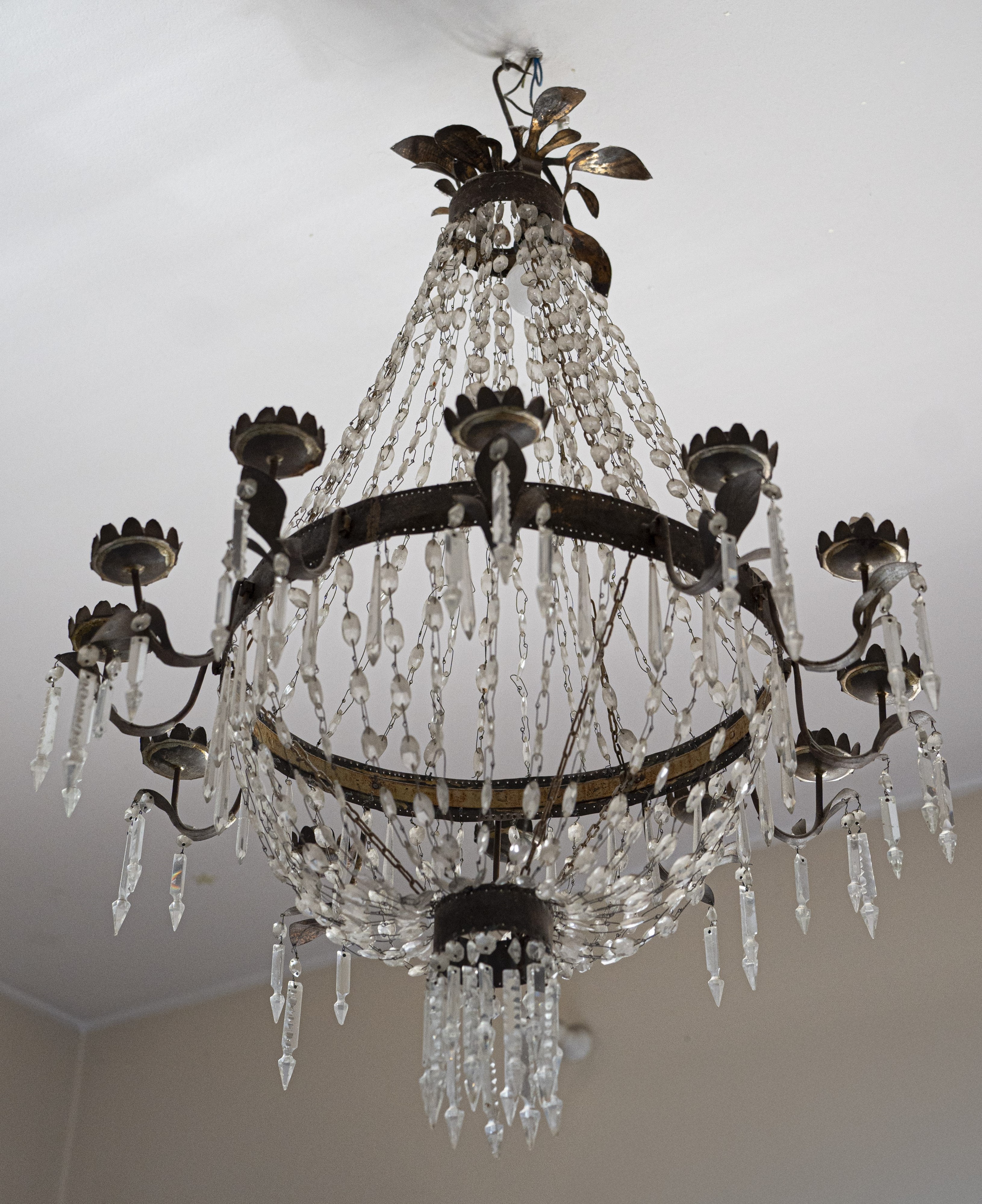 Lampadario umbro Ninfa in ferro battuto e lamierino a 12 braccia del 700