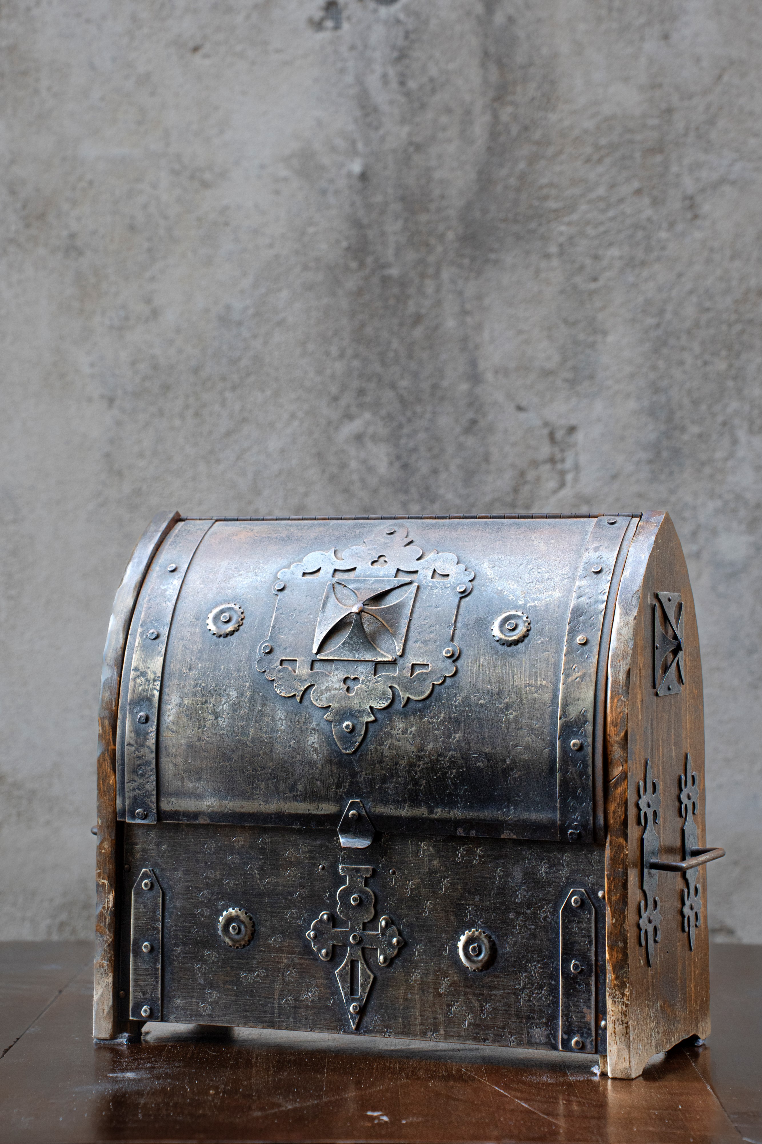 Scrigno/baule neogotico in legno e ferro