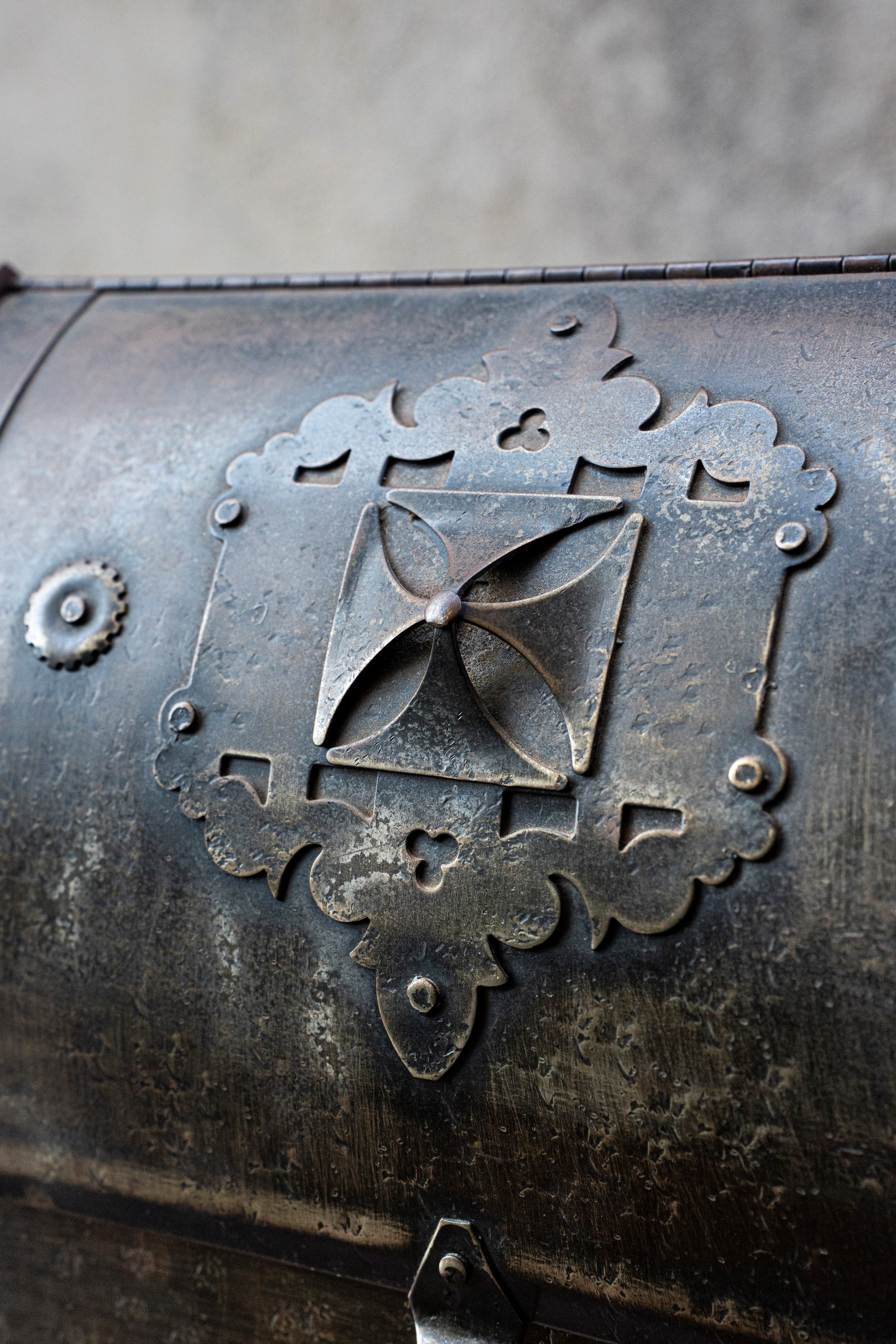 Scrigno/baule neogotico in legno e ferro