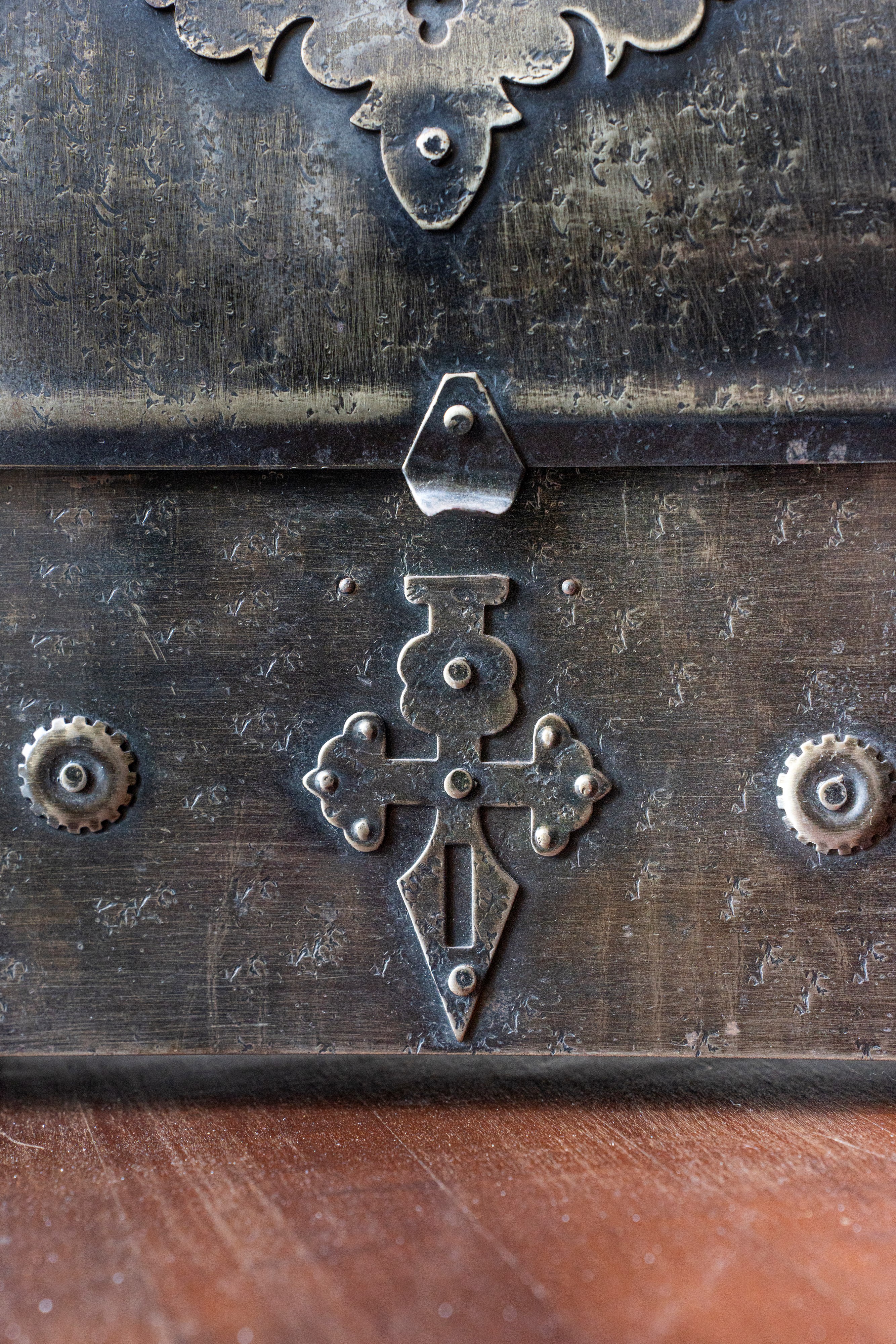 Scrigno/baule neogotico in legno e ferro