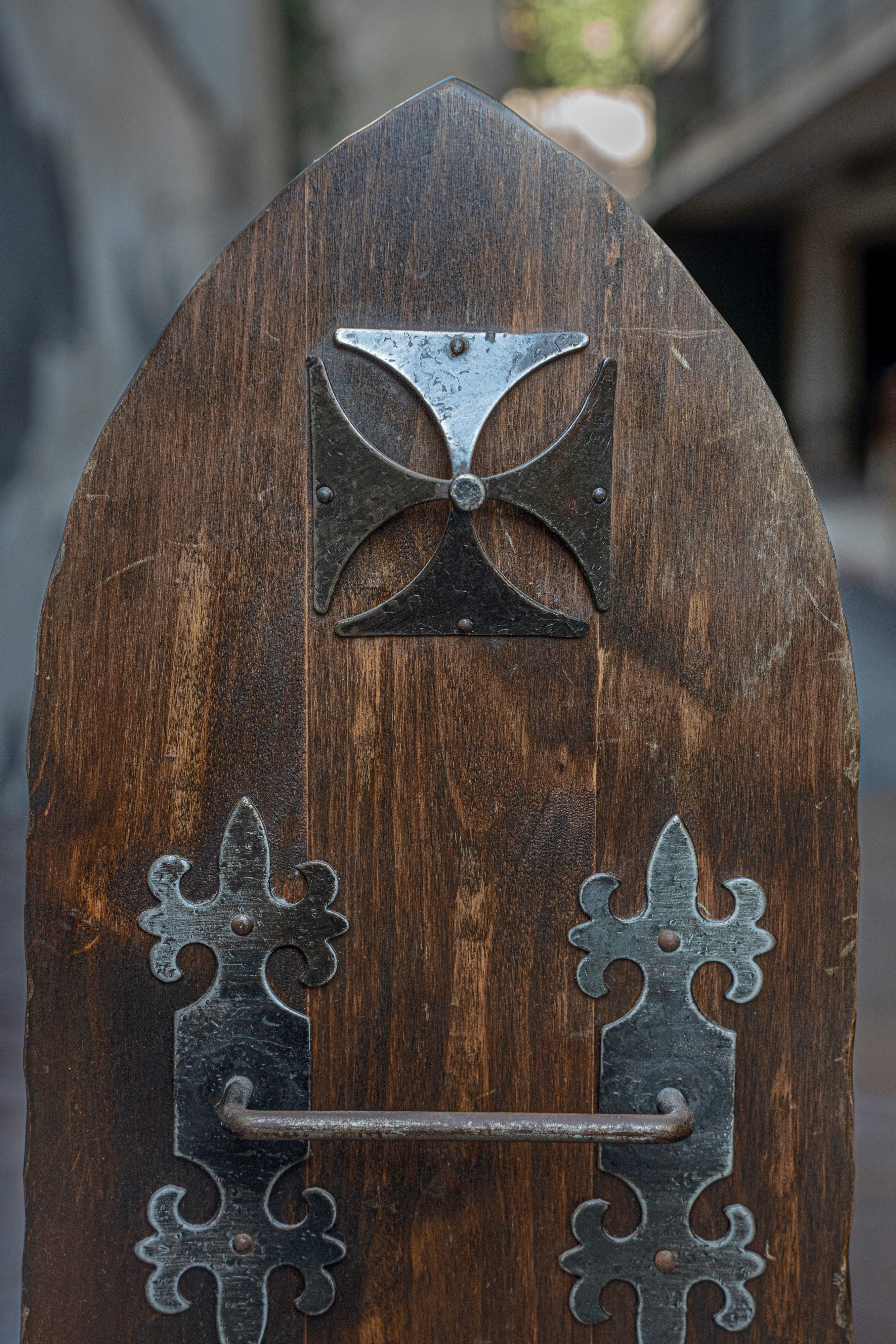 Scrigno/baule neogotico in legno e ferro