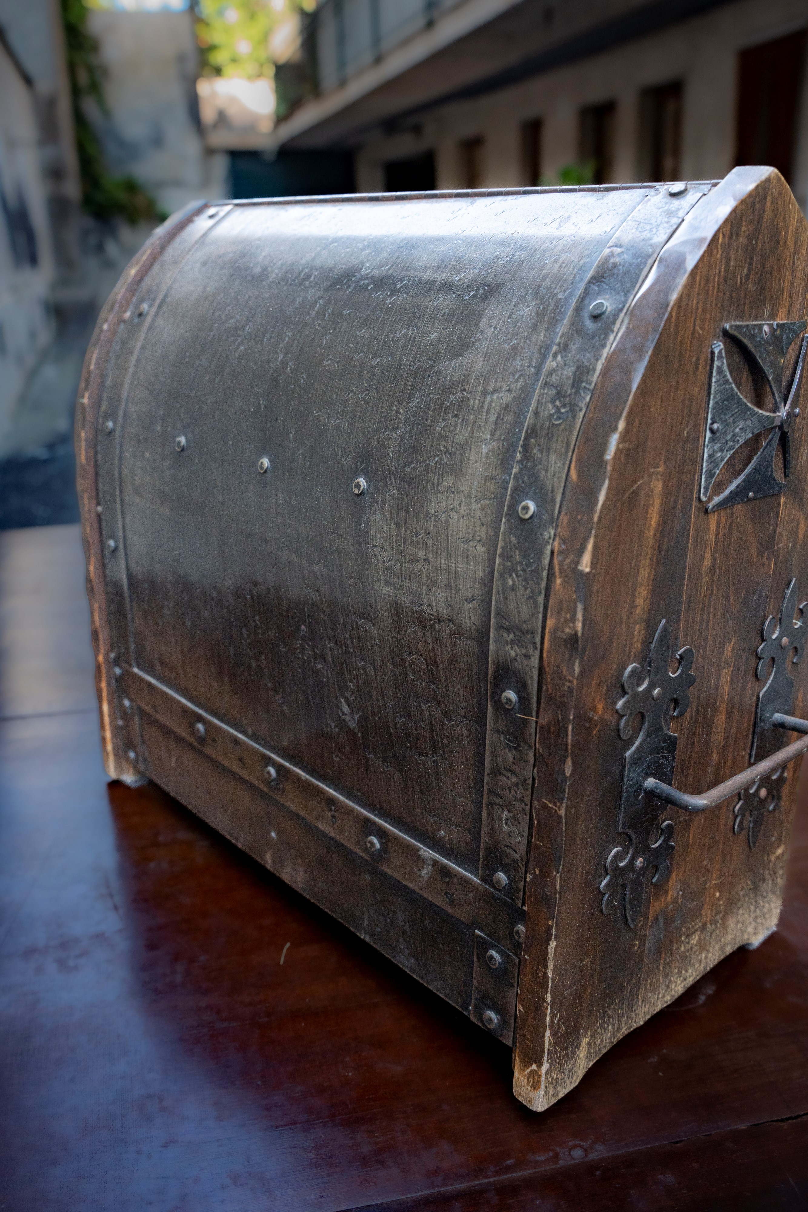 Scrigno/baule neogotico in legno e ferro