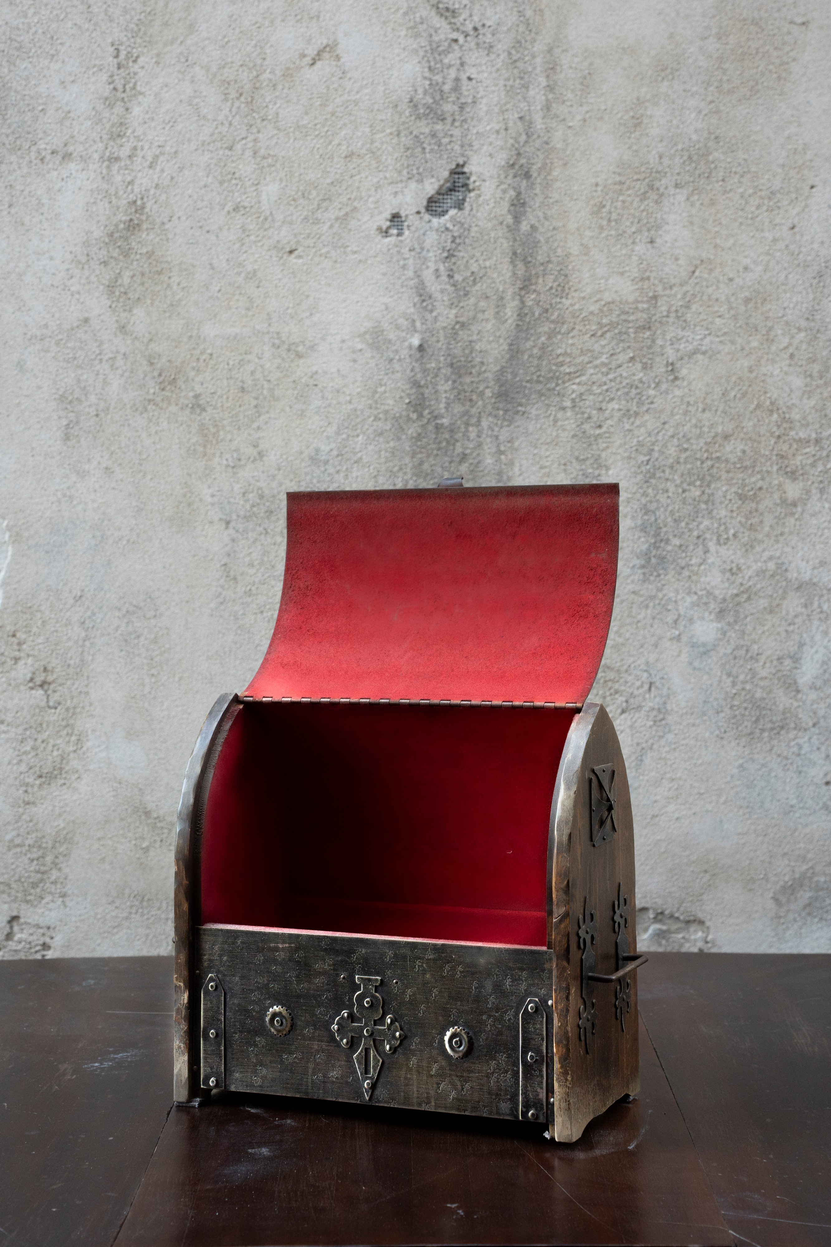 Scrigno/baule neogotico in legno e ferro