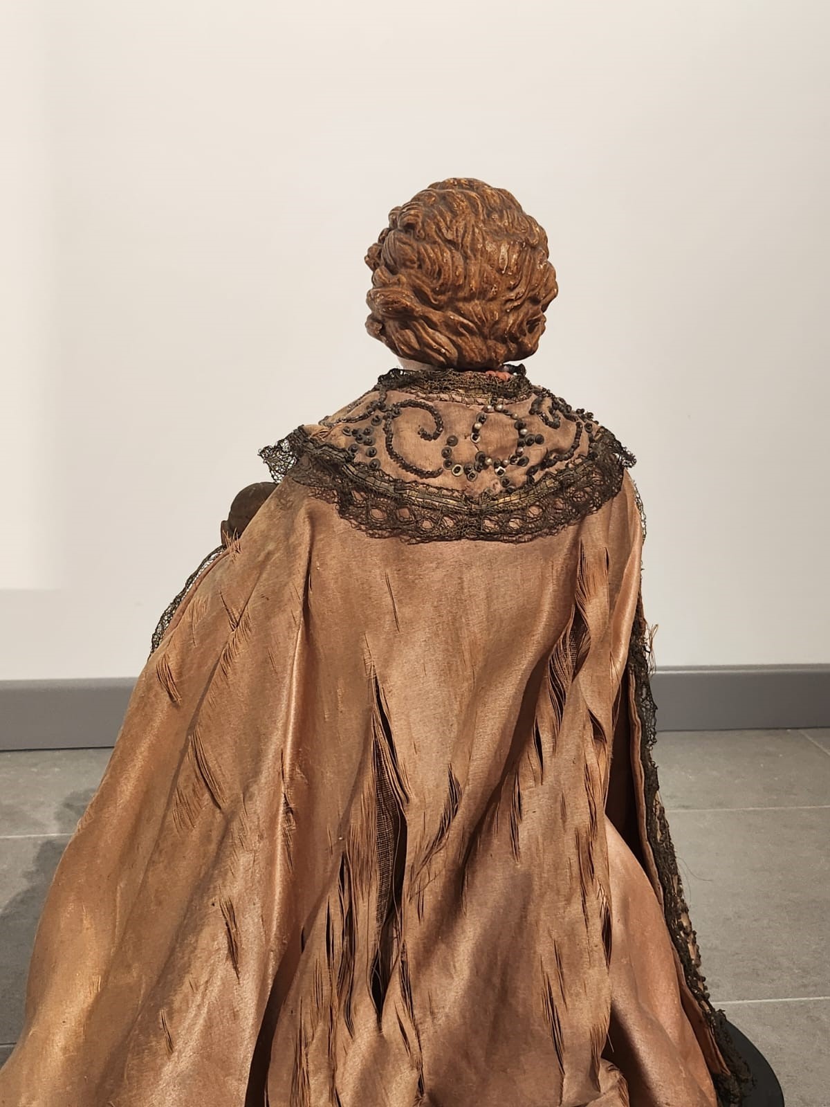 Bambinello in terracotta con vesti con intarsi e collana in corallo