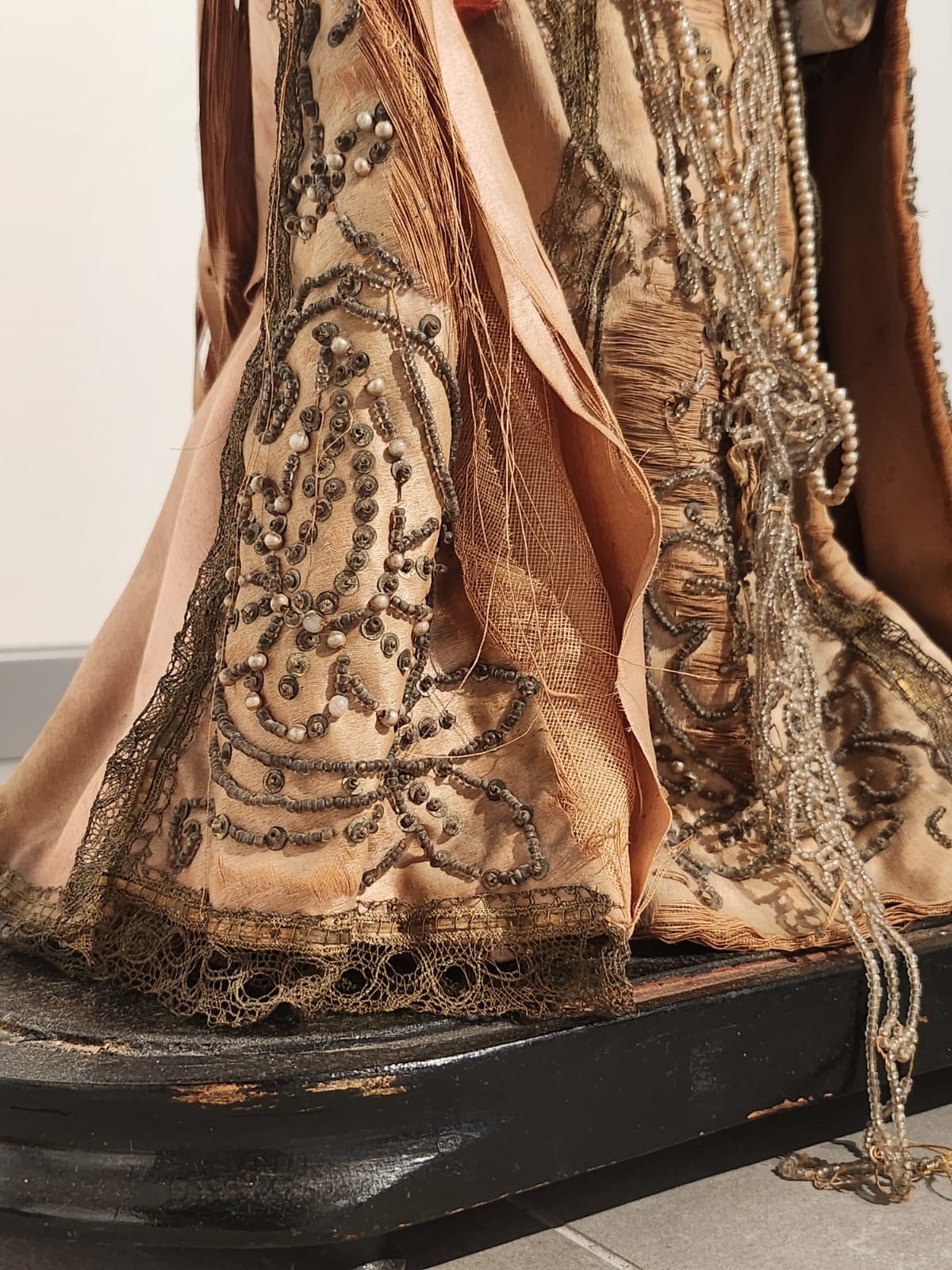 Bambinello in terracotta con vesti con intarsi e collana in corallo