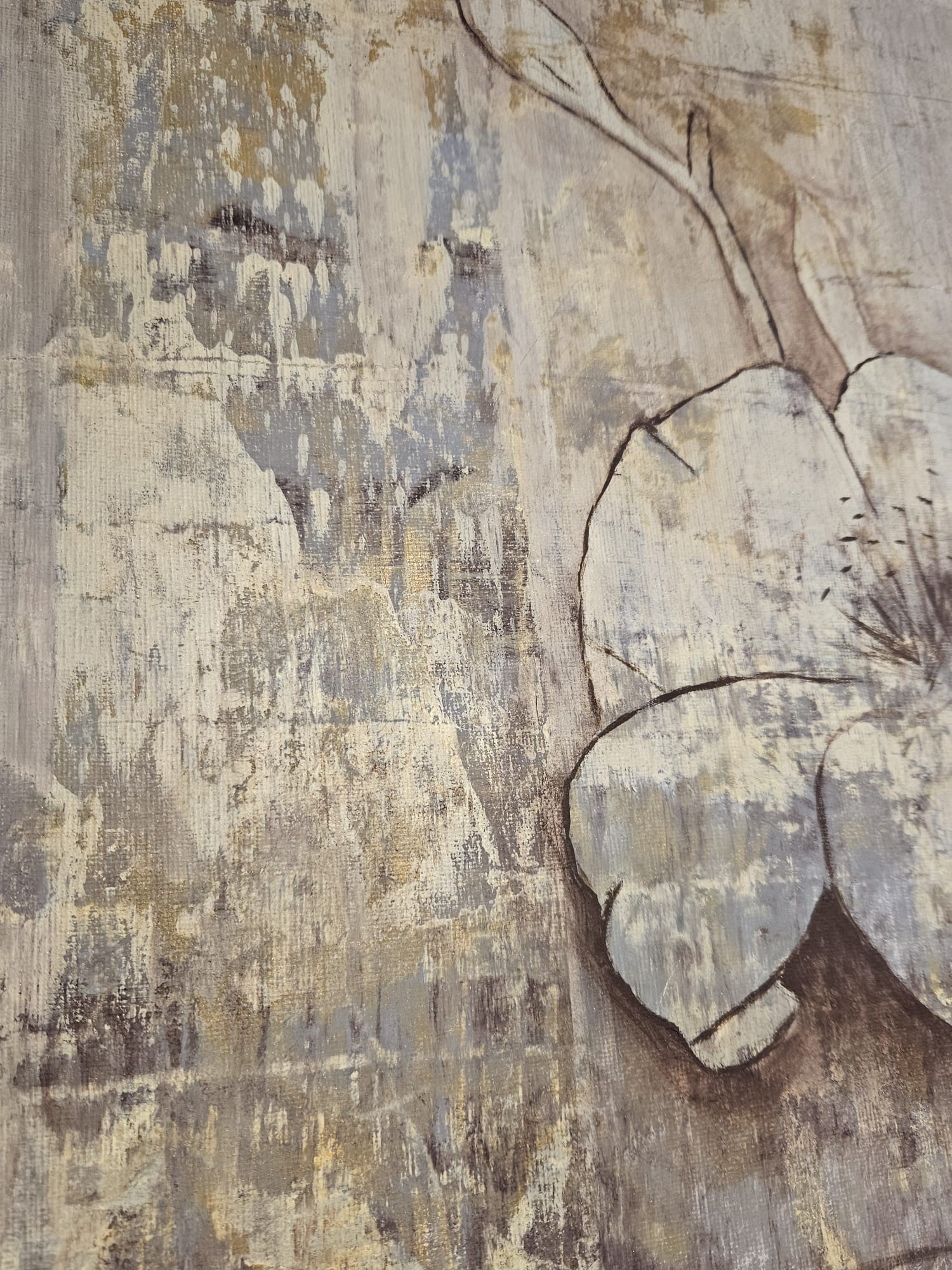 Vaso con fiori e sfondo beige