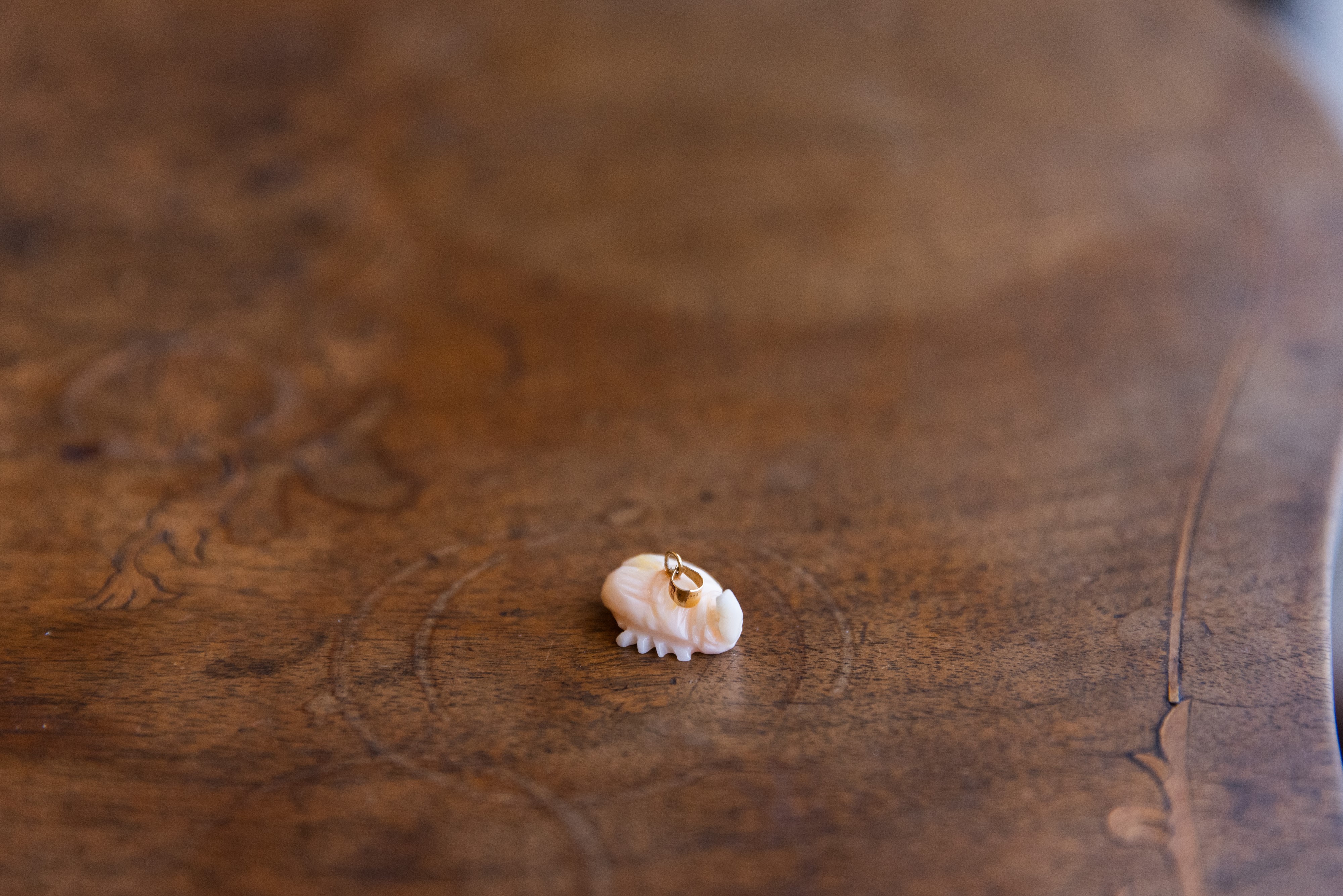 Ciondolo in oro 18 k con scarabeo corallo