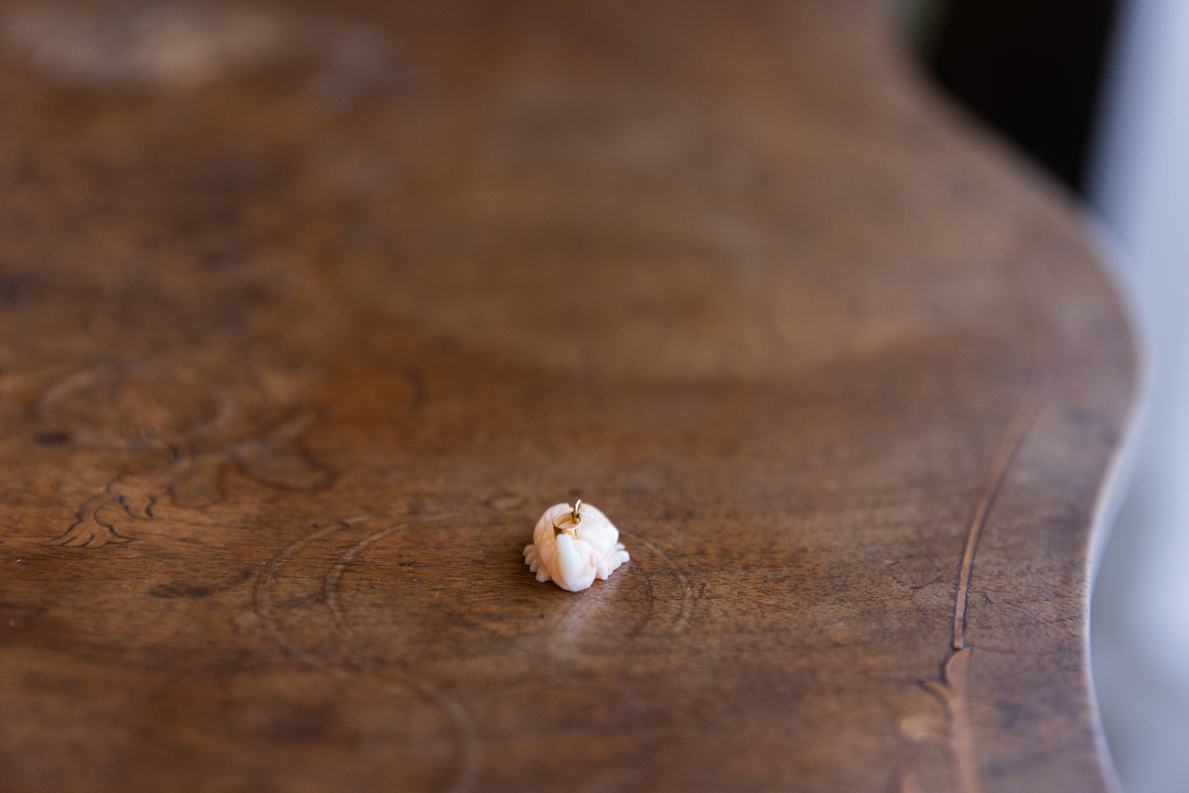 Ciondolo in oro 18 k con scarabeo corallo