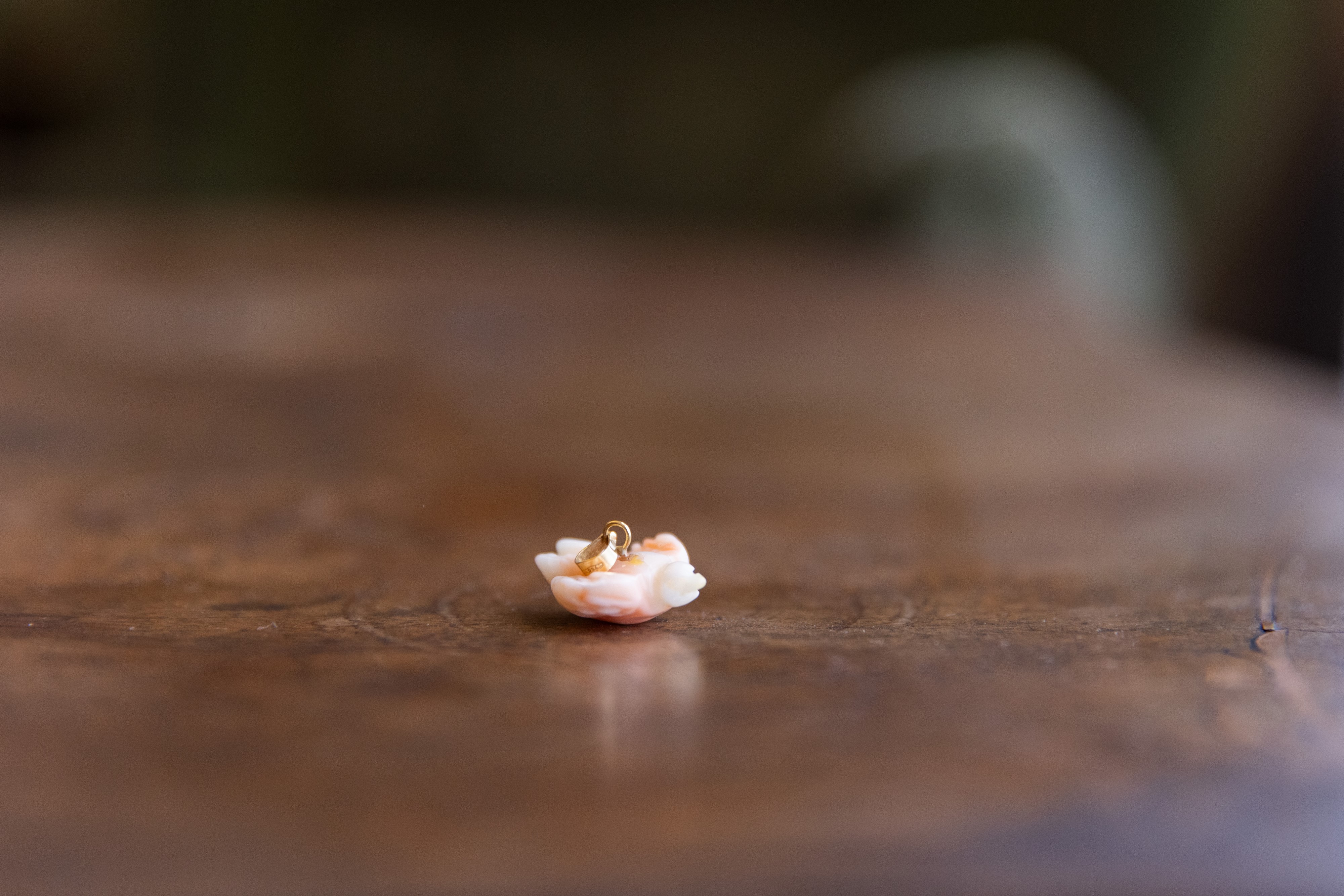 Ciondolo in oro 18 k con colomba corallo