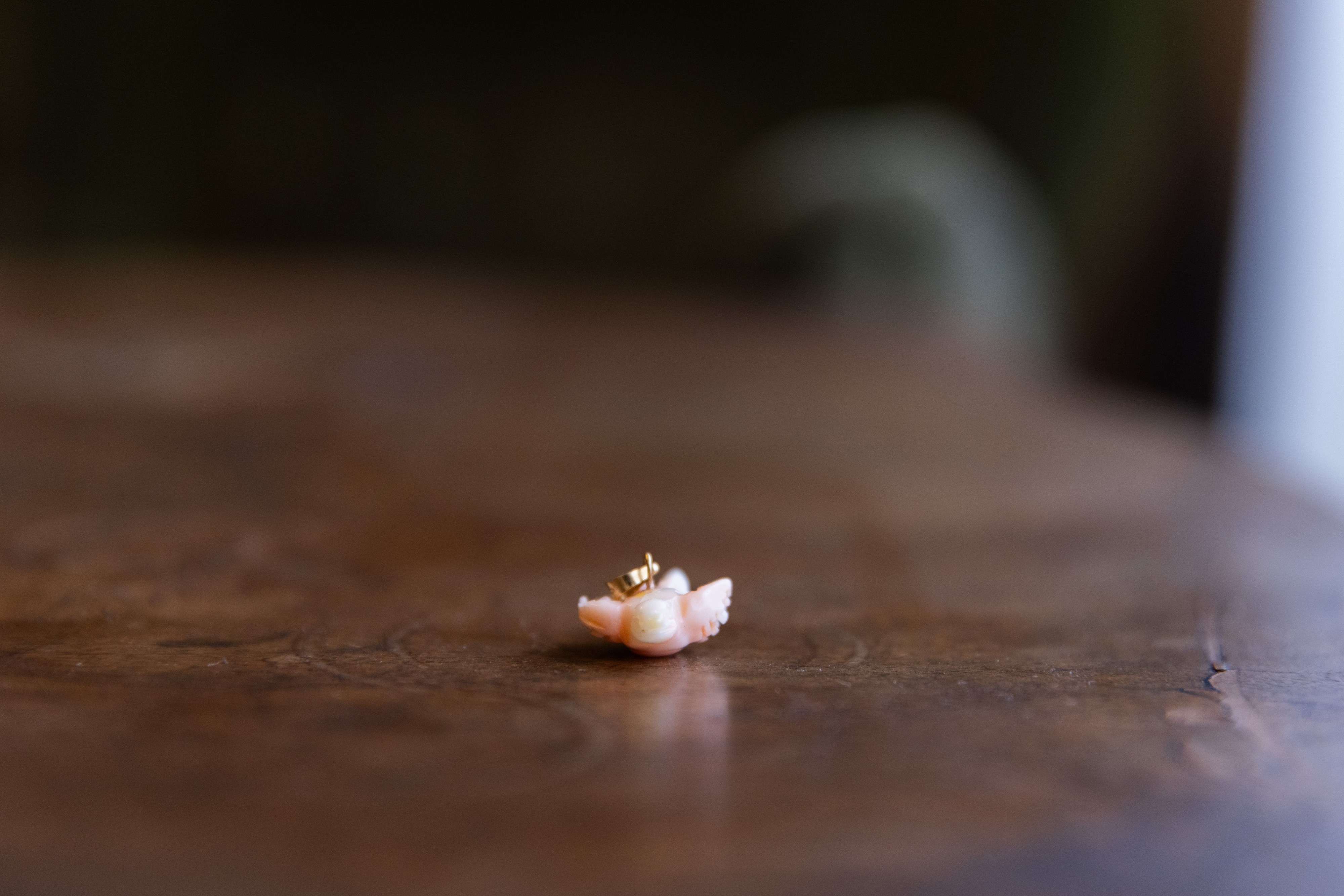 Ciondolo in oro 18 k con colomba corallo