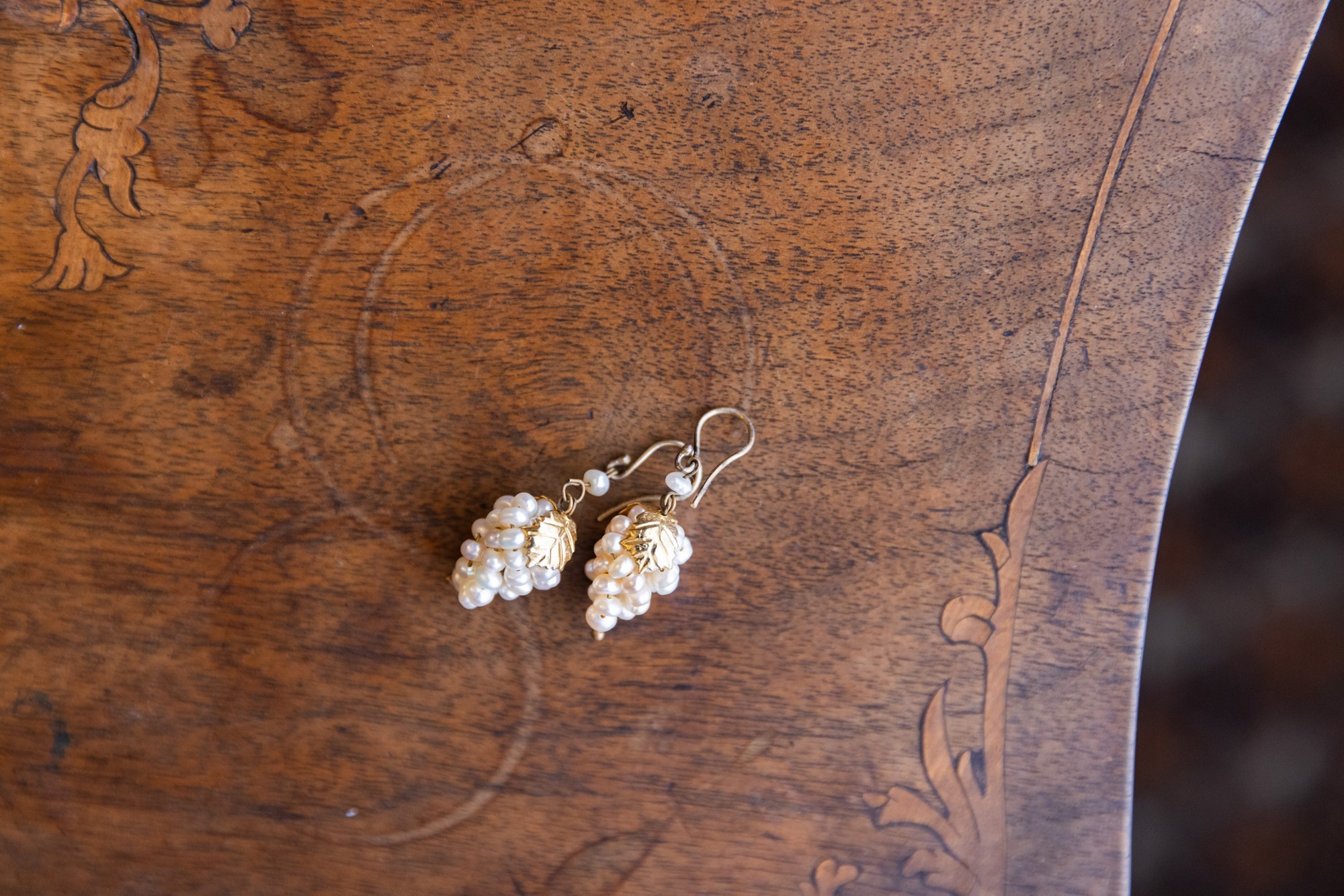 Orecchini in oro a grappolo d’uva con microperle di fiume