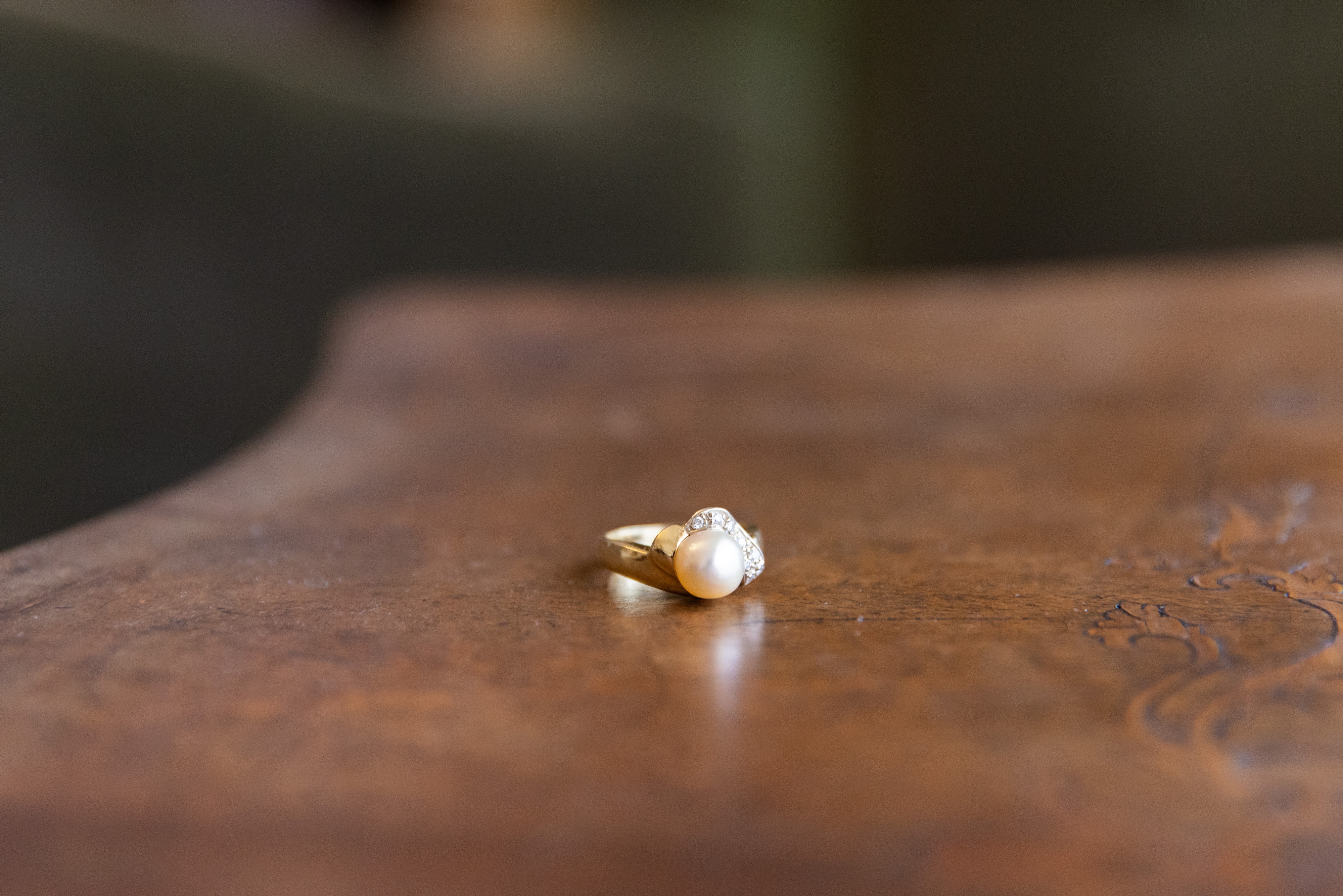 Anello in oro 18 con perla e brillantini