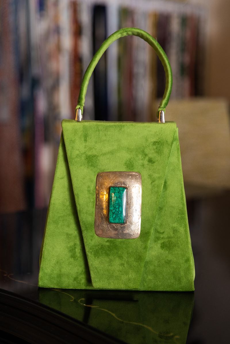 Borsa Lavi Bags realizzata a mano in velluto verde con inserto centrale in ottone cromato e pietr...