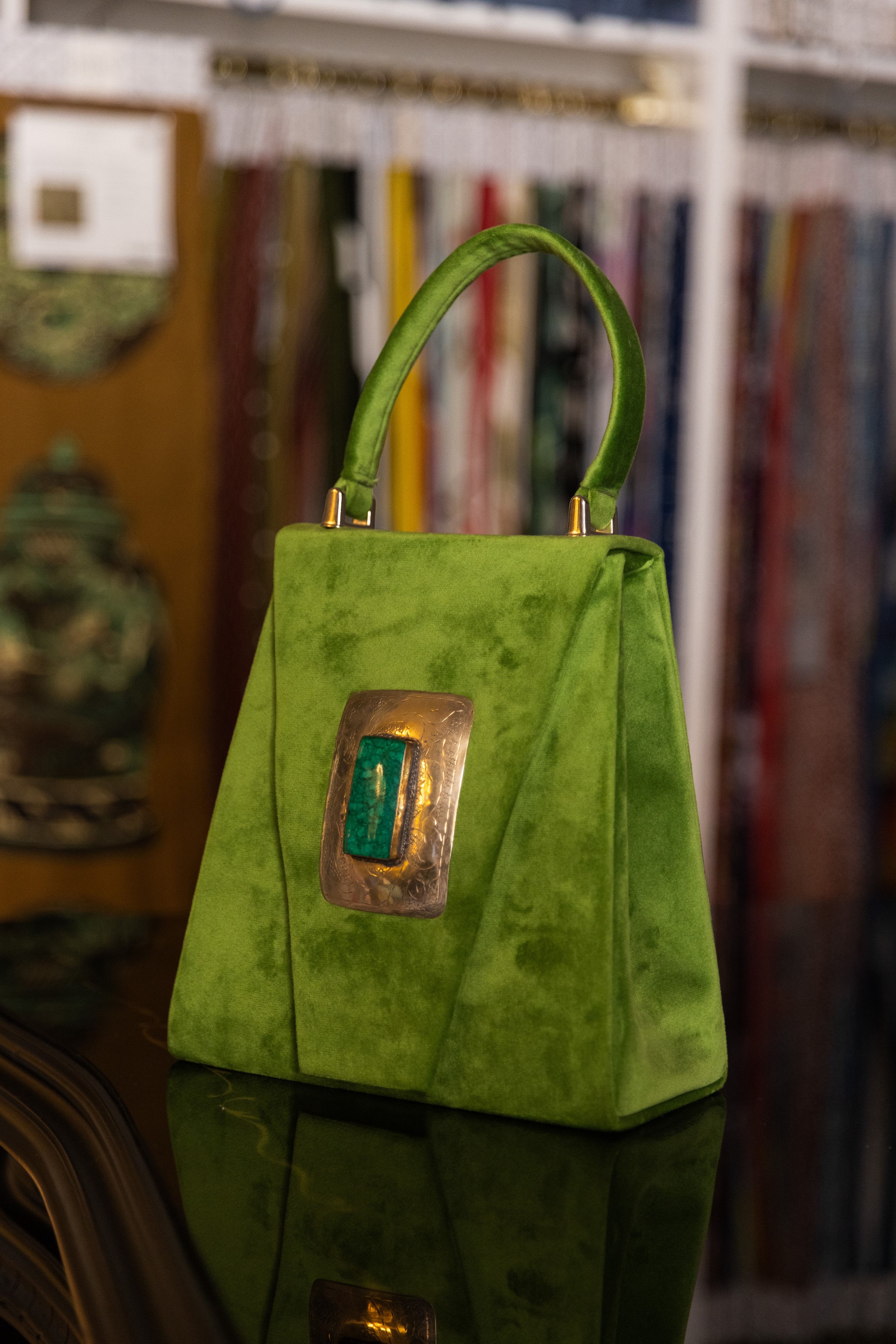 Borsa Lavi Bags realizzata a mano in velluto verde con inserto centrale in ottone cromato e pietr...