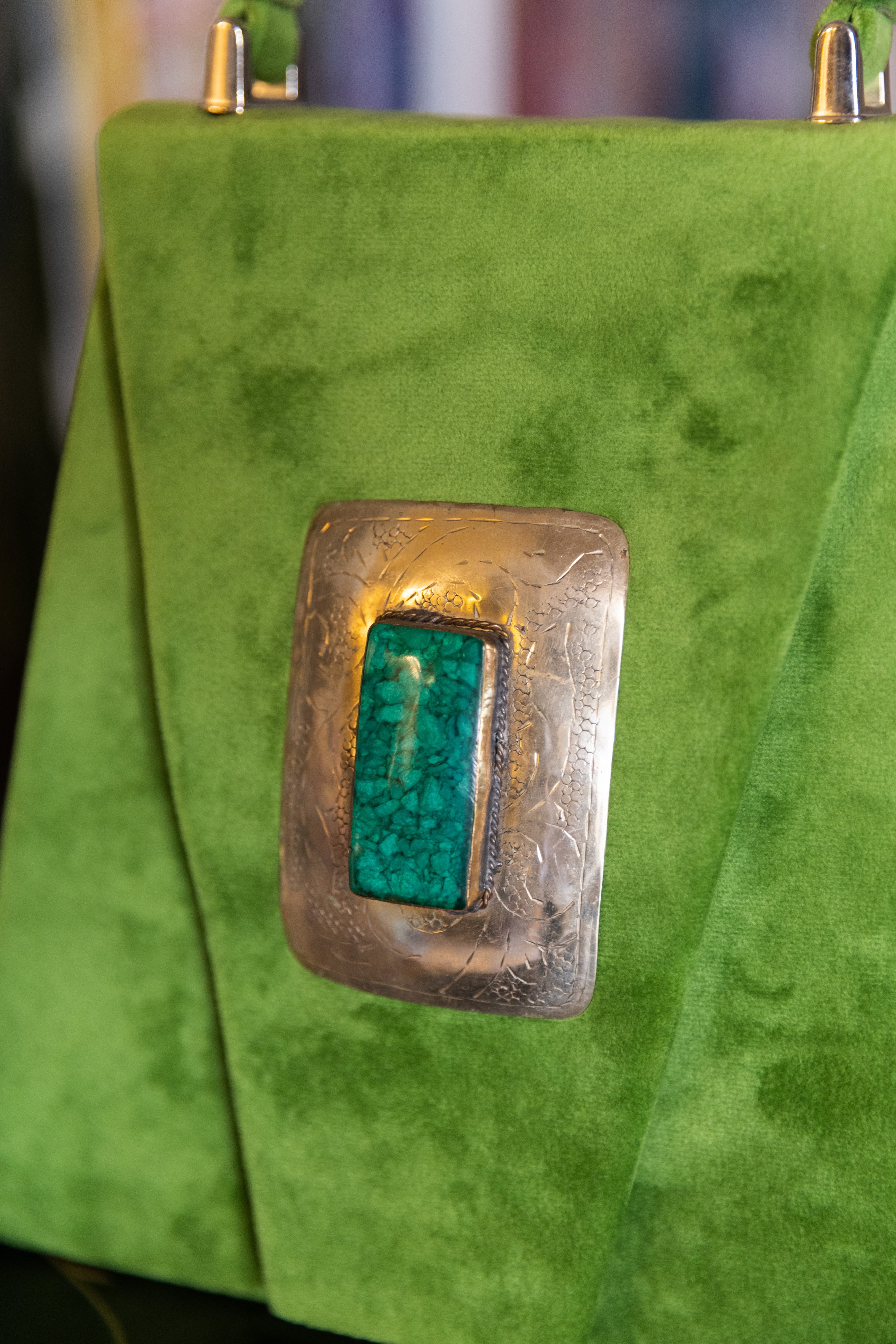 Borsa Lavi Bags realizzata a mano in velluto verde con inserto centrale in ottone cromato e pietr...