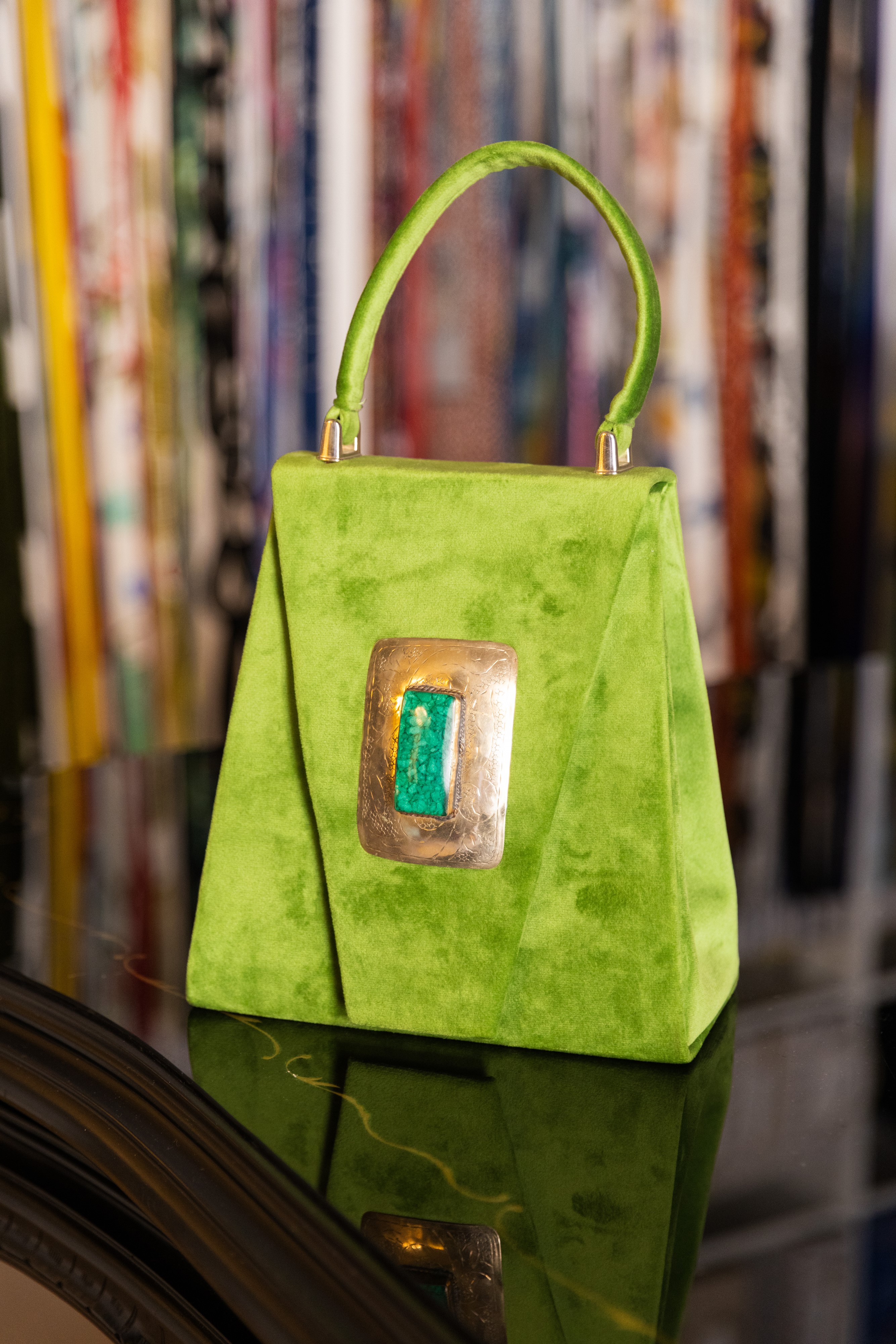 Borsa Lavi Bags realizzata a mano in velluto verde con inserto centrale in ottone cromato e pietr...