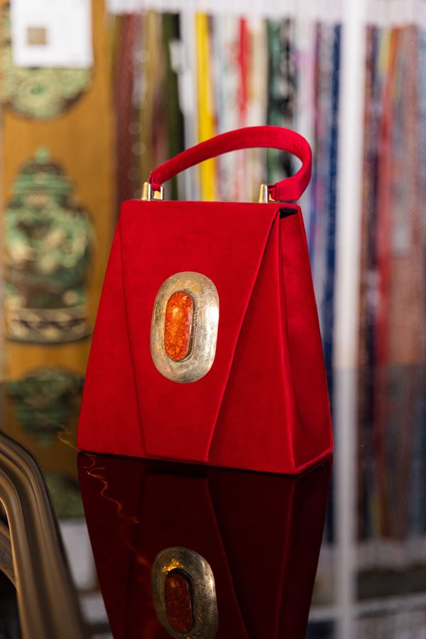 Borsa Lavi Bags realizzata a mano in velluto rosso con gioiello decorativo centrale in ottone cromato e corallo