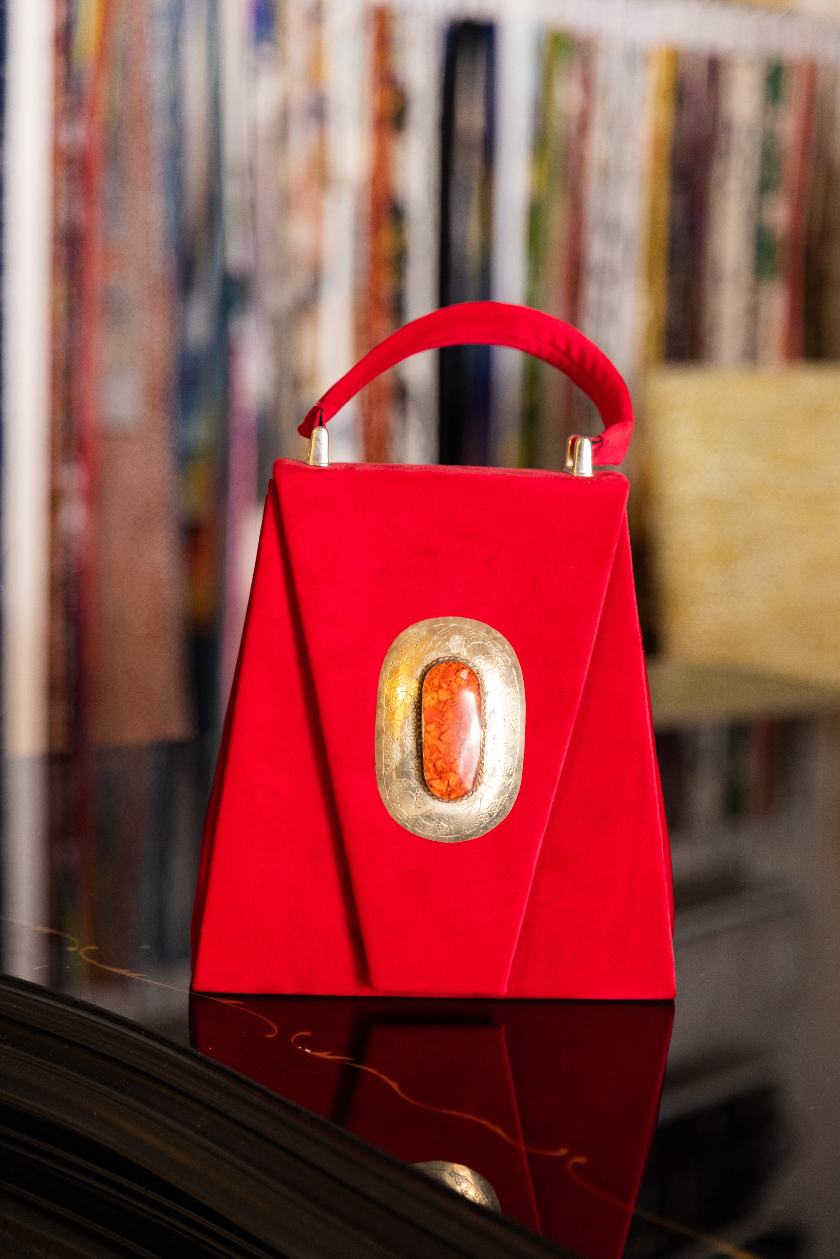 Borsa Lavi Bags realizzata a mano in velluto rosso con gioiello decorativo centrale in ottone cro...