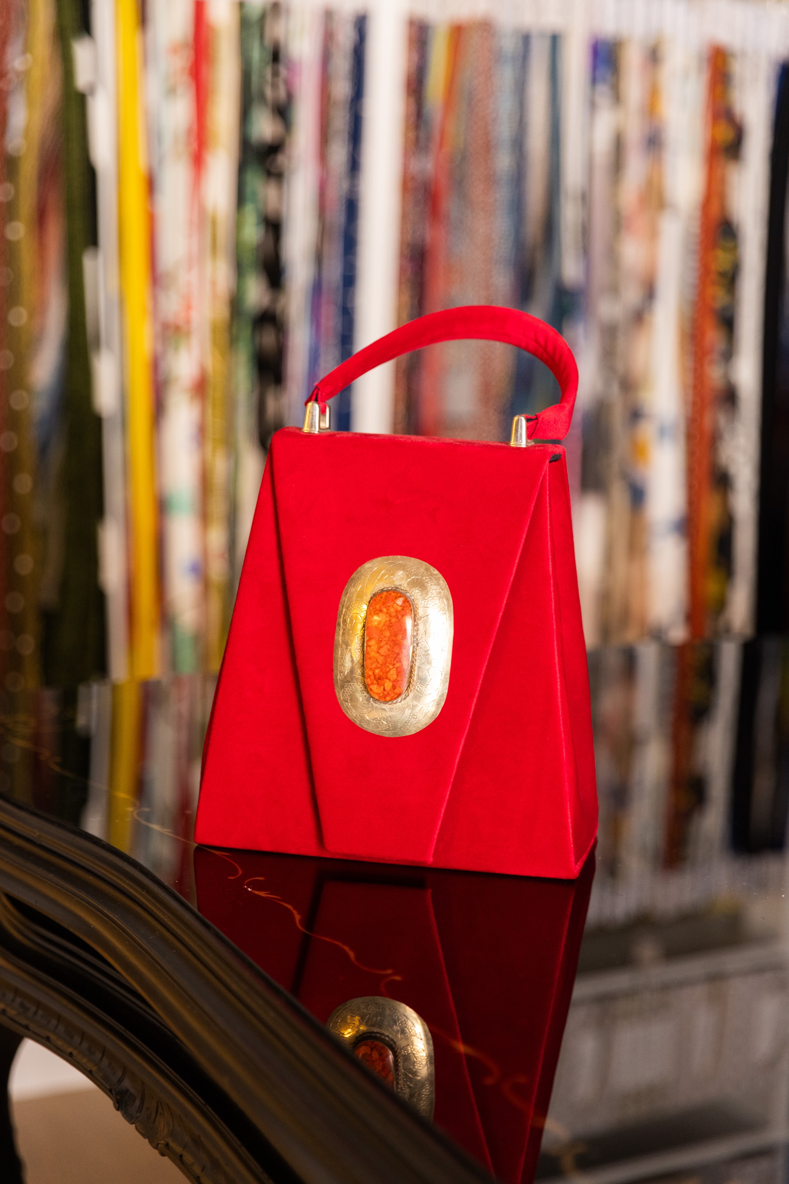 Borsa Lavi Bags realizzata a mano in velluto rosso con gioiello decorativo centrale in ottone cro...