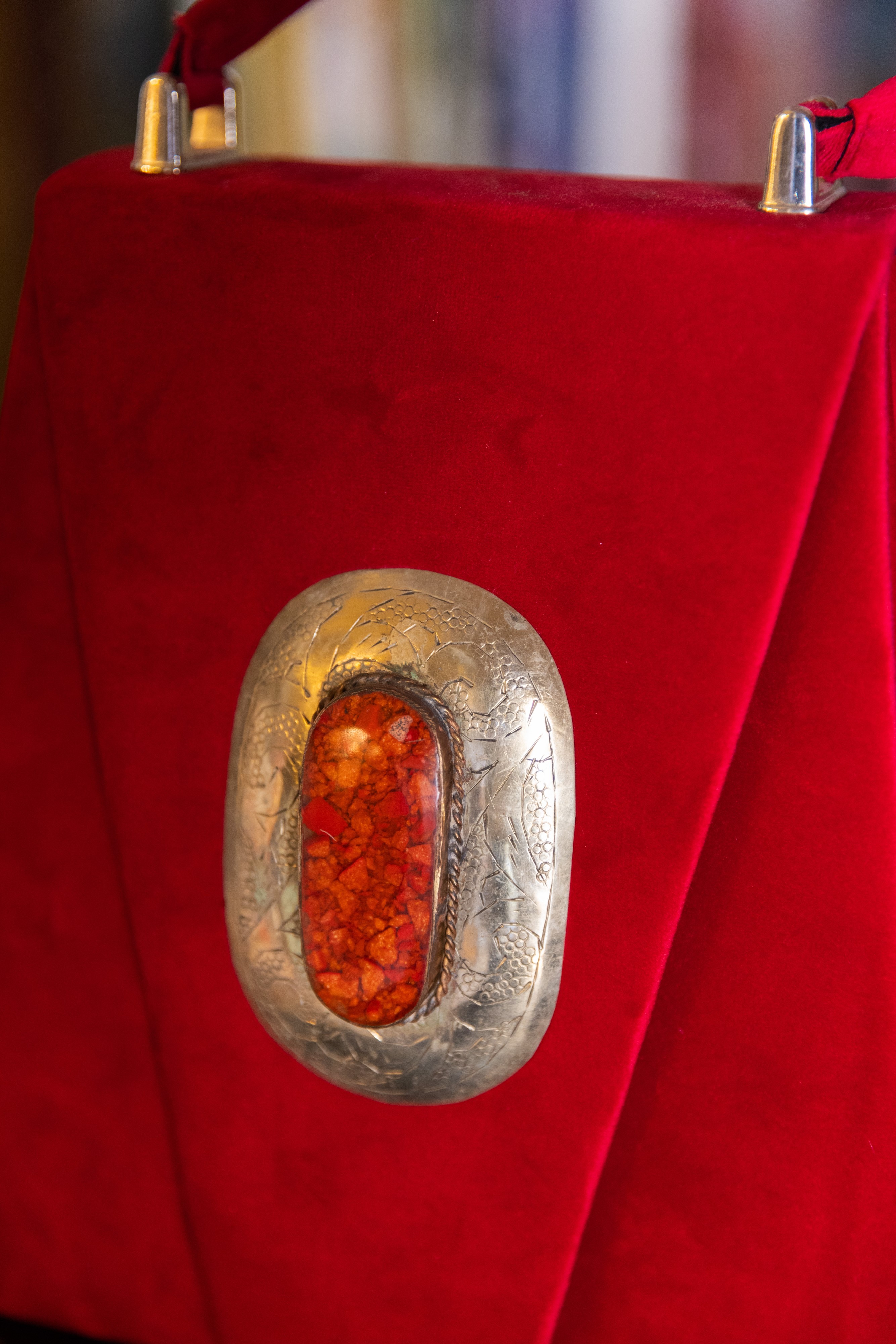 Borsa Lavi Bags realizzata a mano in velluto rosso con gioiello decorativo centrale in ottone cro...