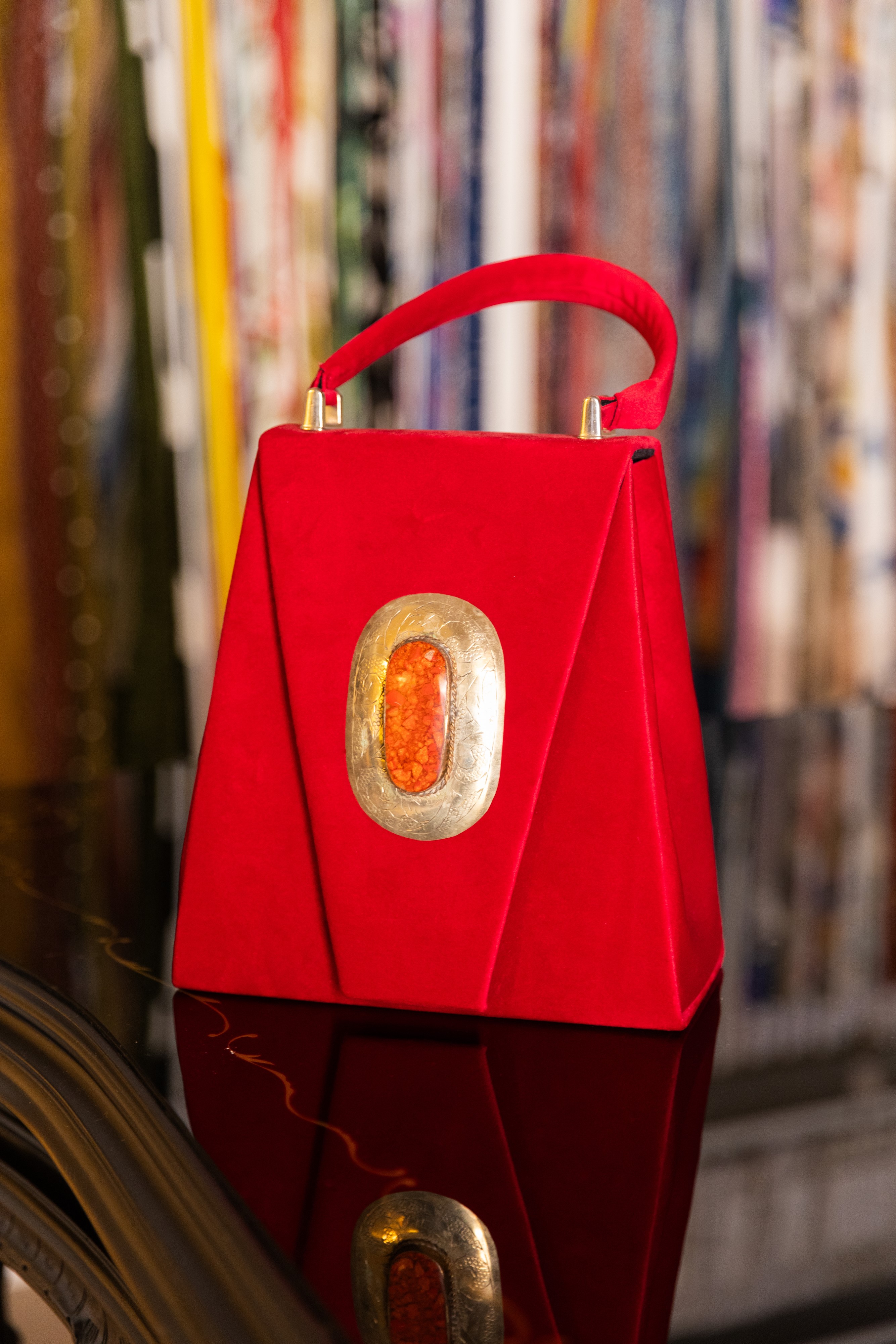 Borsa Lavi Bags realizzata a mano in velluto rosso con gioiello decorativo centrale in ottone cro...