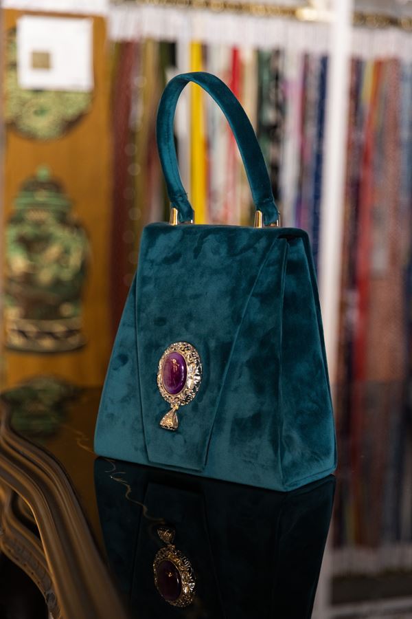 Borsa Lavi Bags realizzata a mano in velluto verde petrolio con gioiello decorativo in ottone cromato e ambra