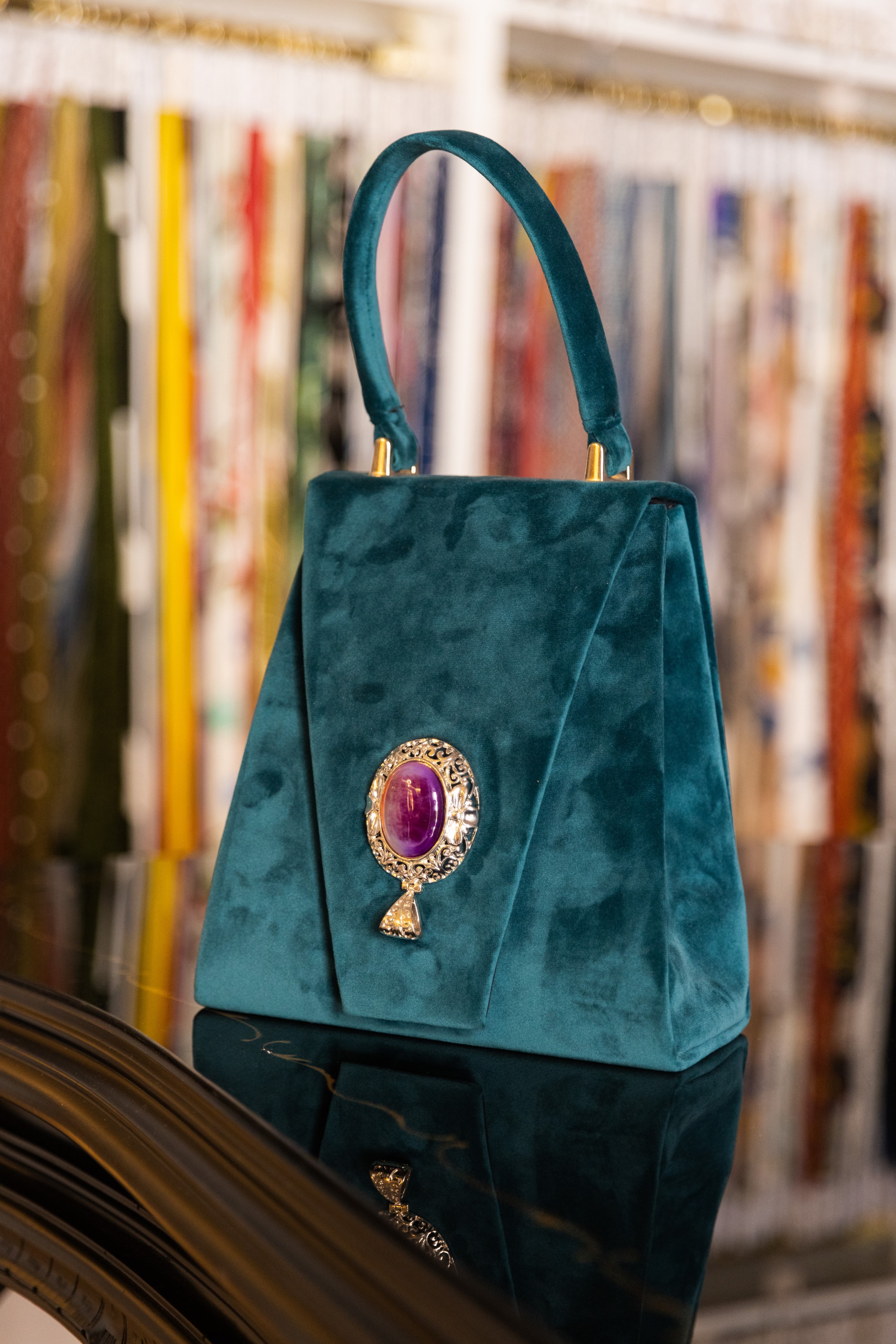 Borsa Lavi Bags realizzata a mano in velluto verde petrolio con gioiello decorativo in ottone cro...