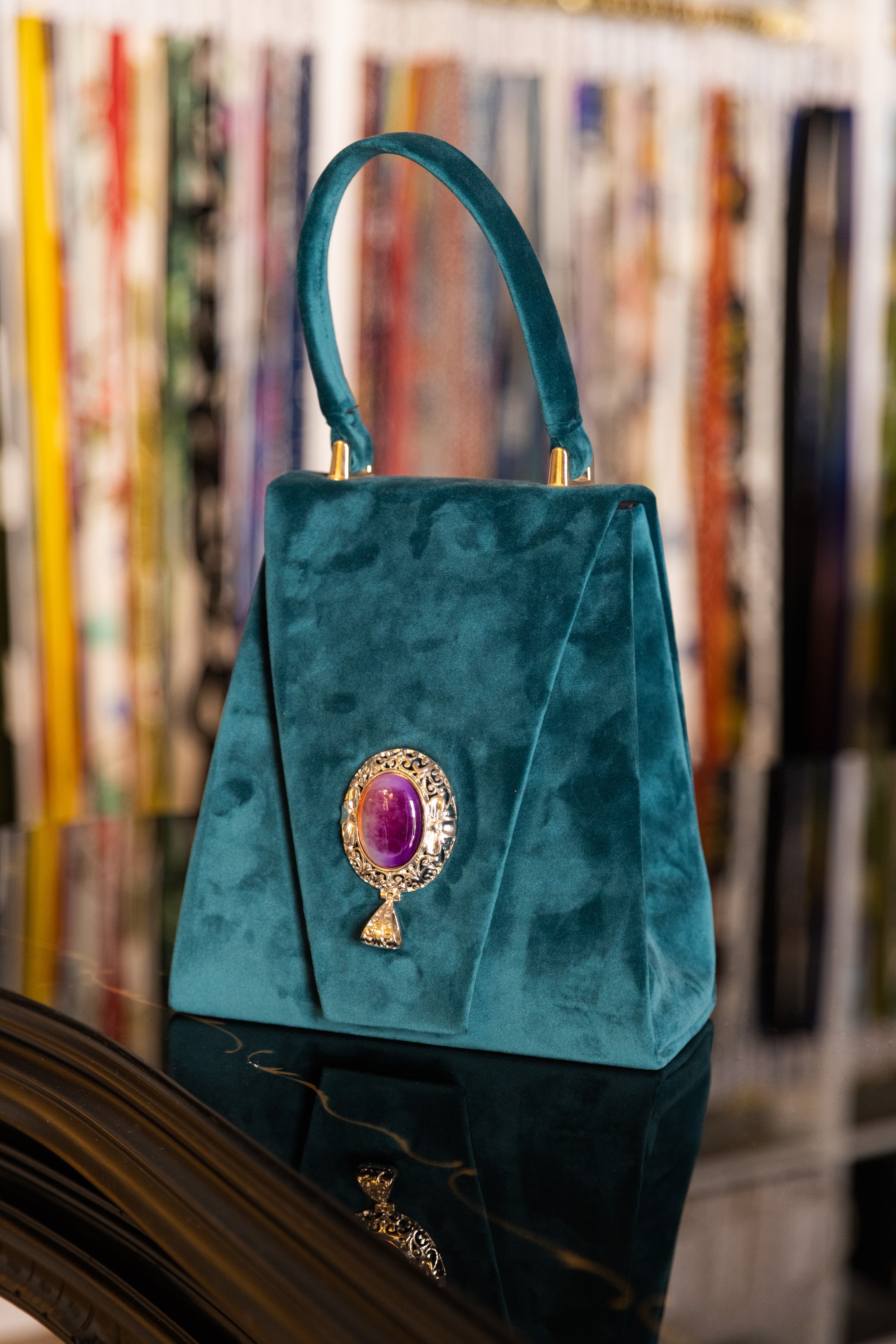 Borsa Lavi Bags realizzata a mano in velluto verde petrolio con gioiello decorativo in ottone cro...