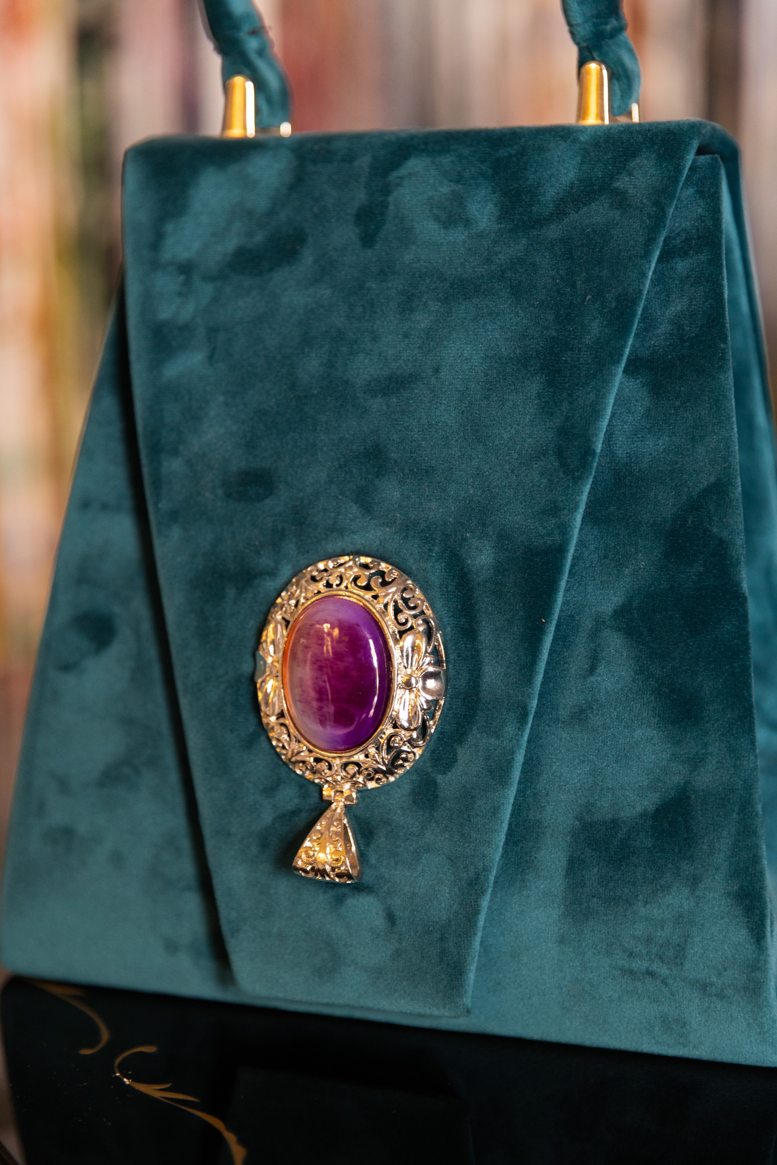 Borsa Lavi Bags realizzata a mano in velluto verde petrolio con gioiello decorativo in ottone cro...