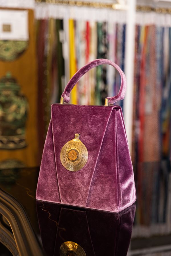 Borsa Lavi Bags realizzata a mano in velluto viola con pietra in resina