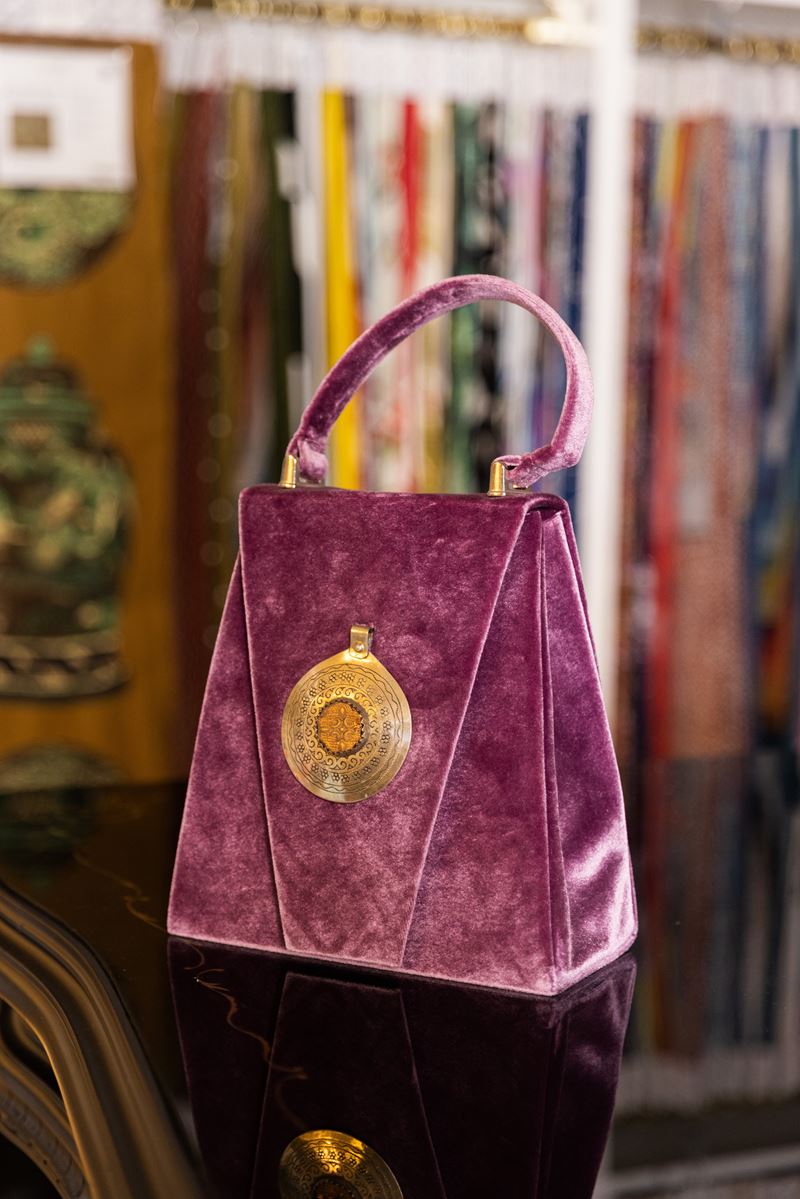 Borsa Lavi Bags realizzata a mano in velluto viola con pietra in resina