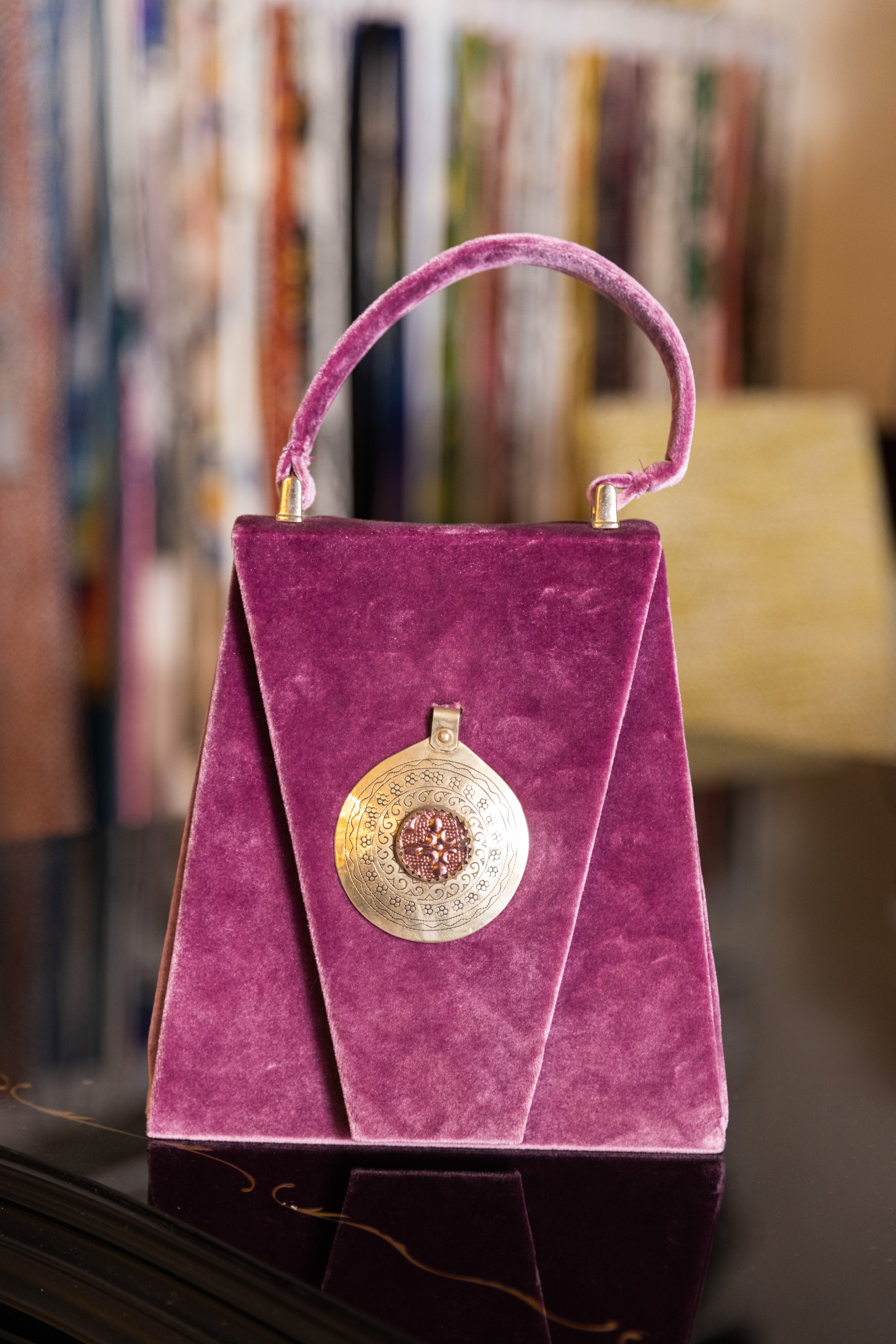 Borsa Lavi Bags realizzata a mano in velluto viola con pietra in resina