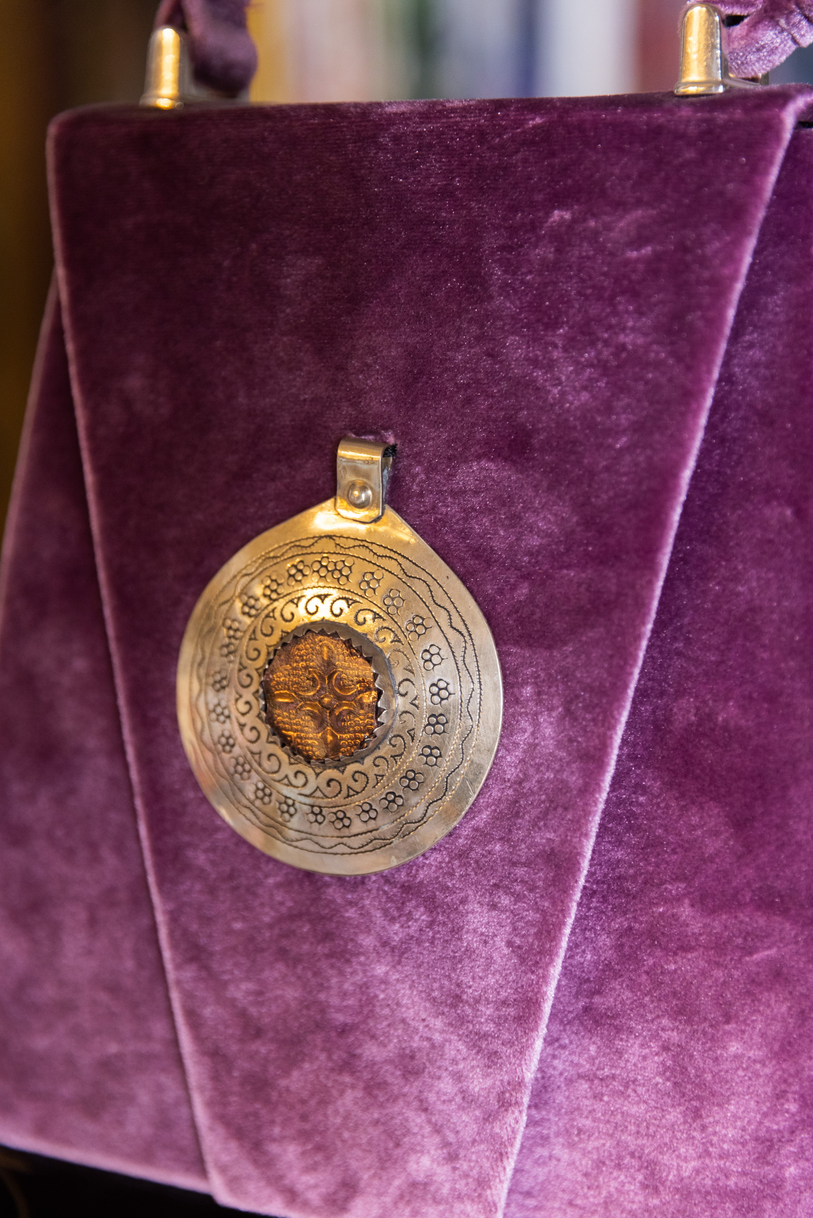 Borsa Lavi Bags realizzata a mano in velluto viola con pietra in resina