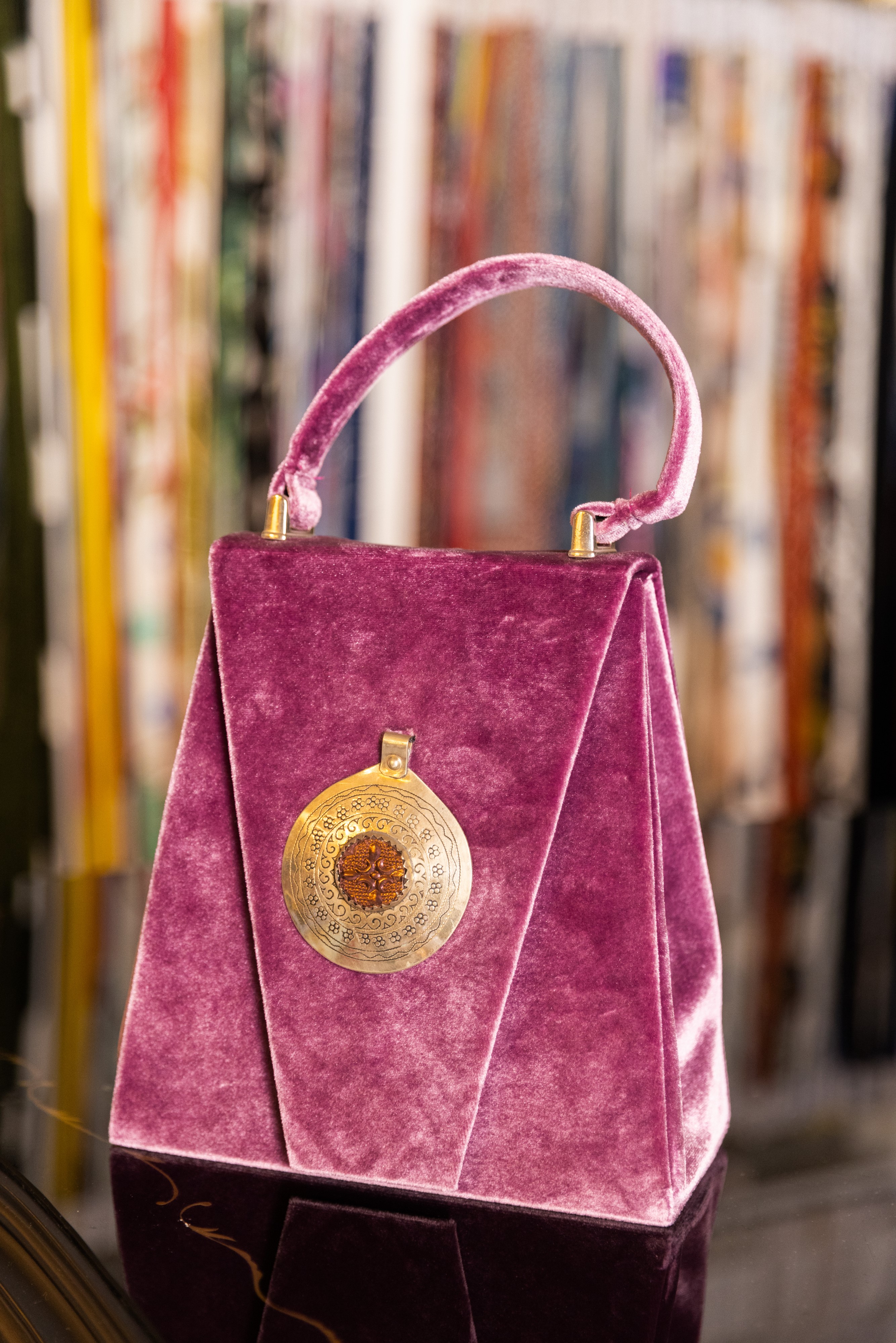Borsa Lavi Bags realizzata a mano in velluto viola con pietra in resina