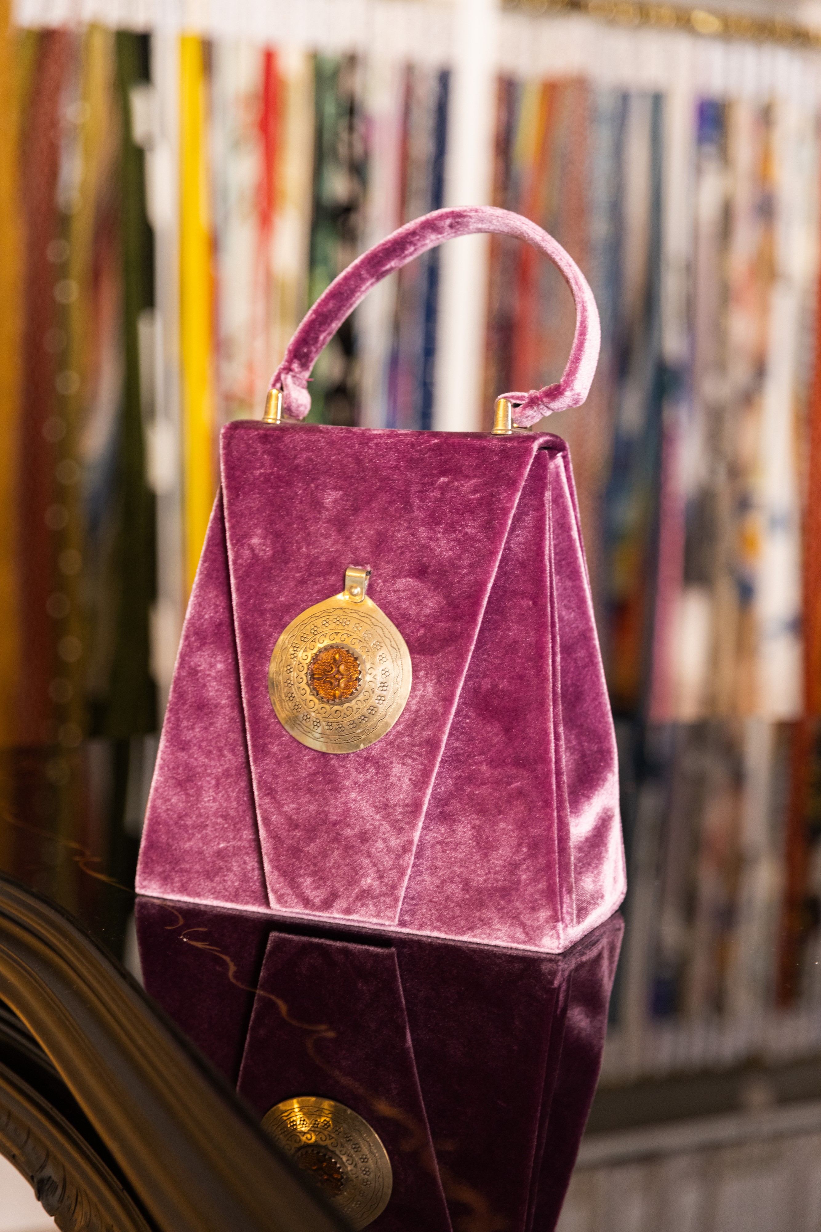 Borsa Lavi Bags realizzata a mano in velluto viola con pietra in resina