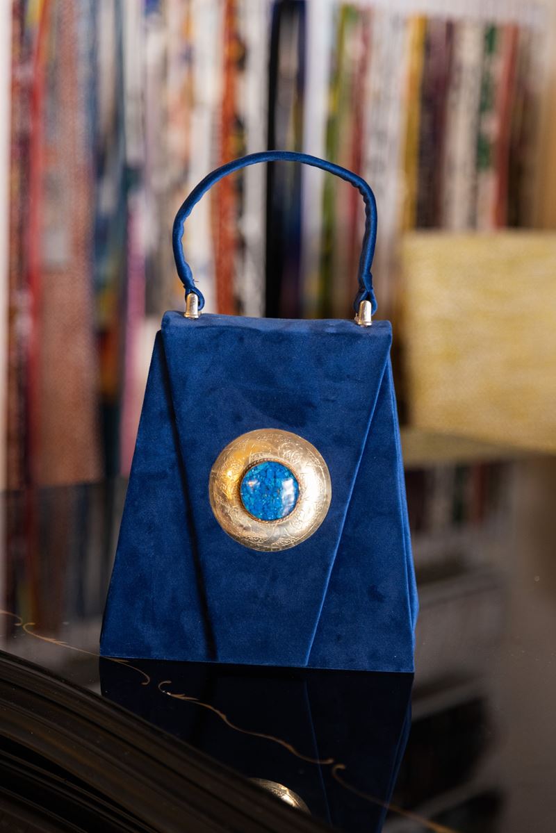 Borsa Lavi Bags realizzata a mano in velluto blu con gioiello in ottone cromato e pietra azzurra ...