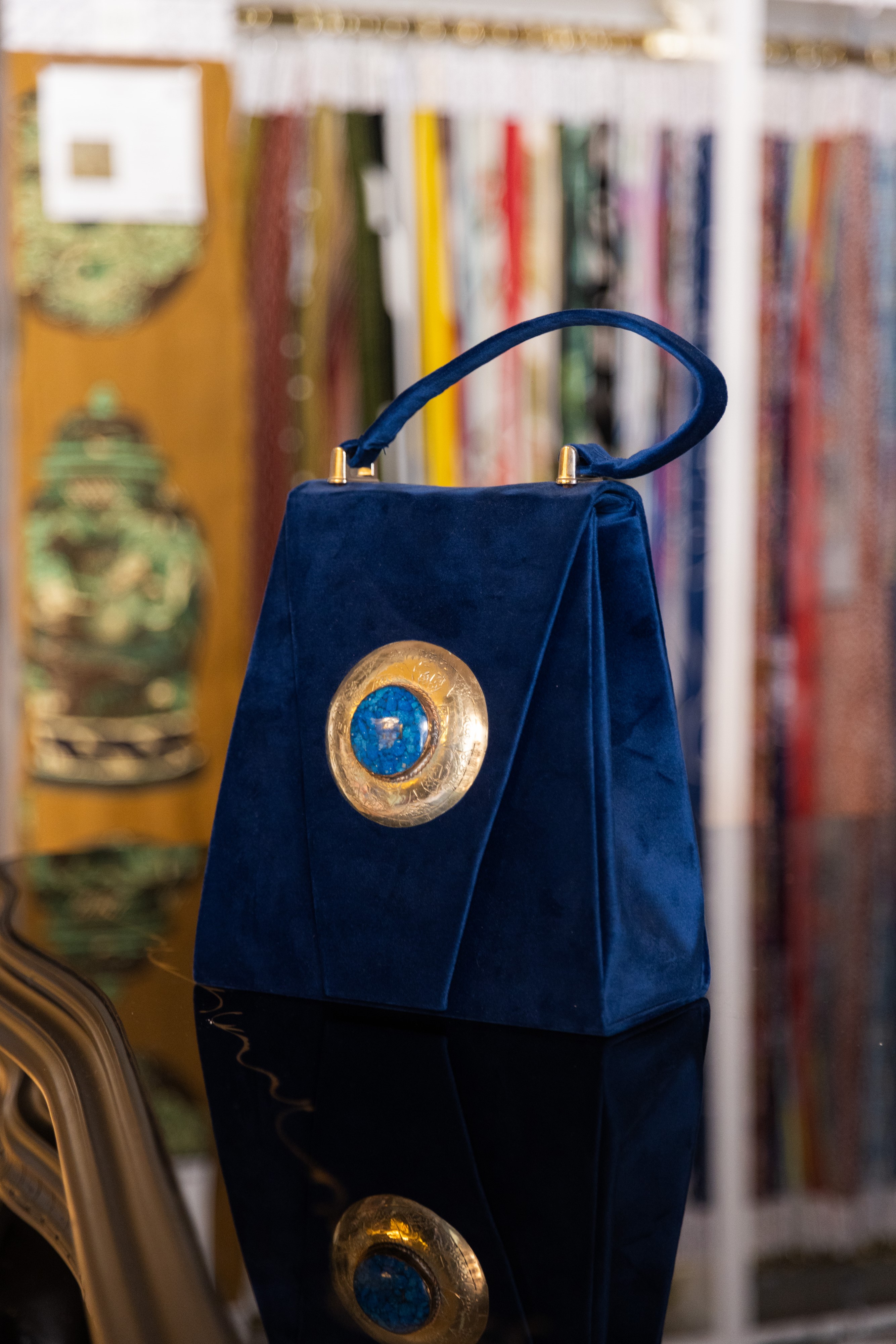 Borsa Lavi Bags realizzata a mano in velluto blu con gioiello in ottone cromato e pietra azzurra ...