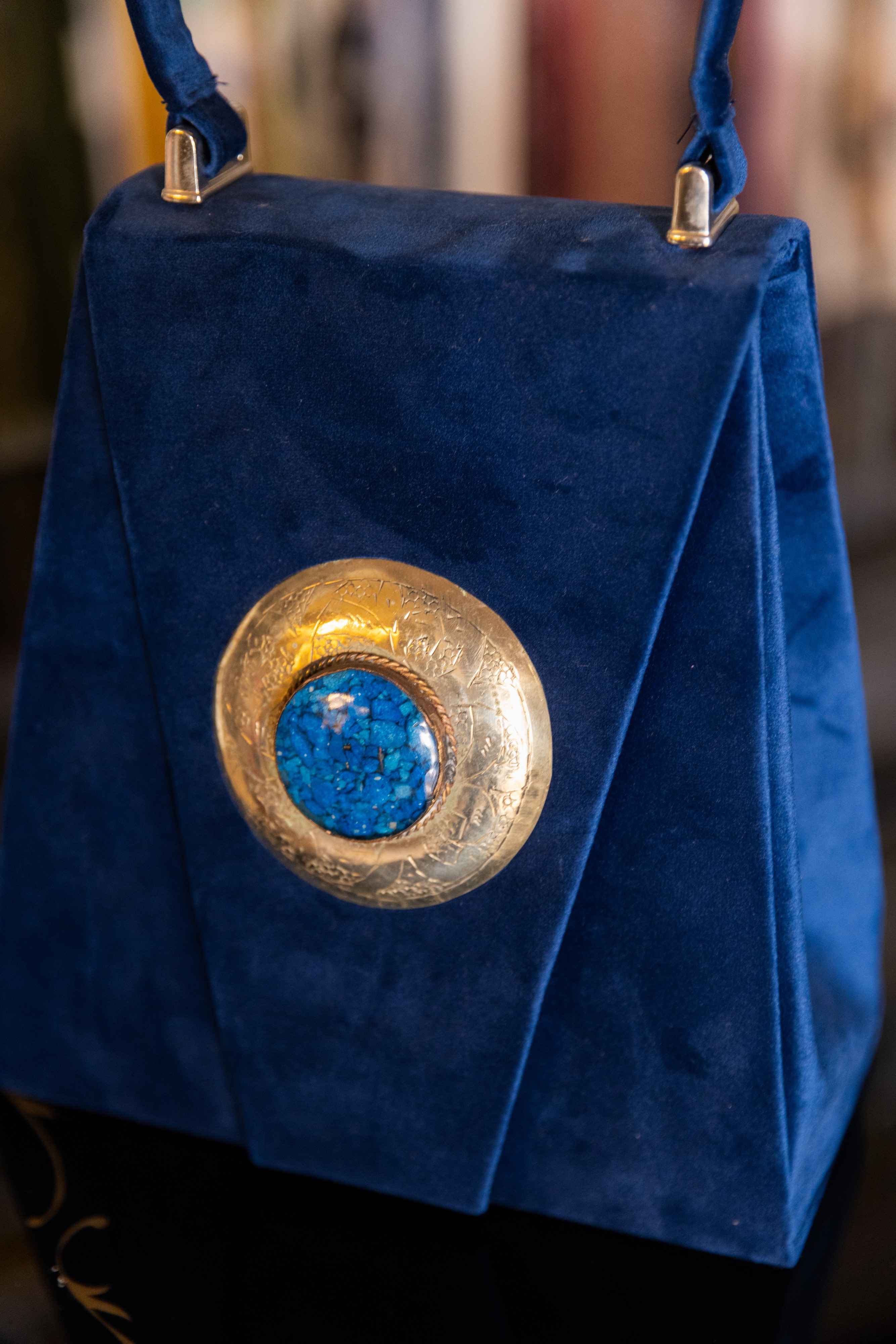 Borsa Lavi Bags realizzata a mano in velluto blu con gioiello in ottone cromato e pietra azzurra ...