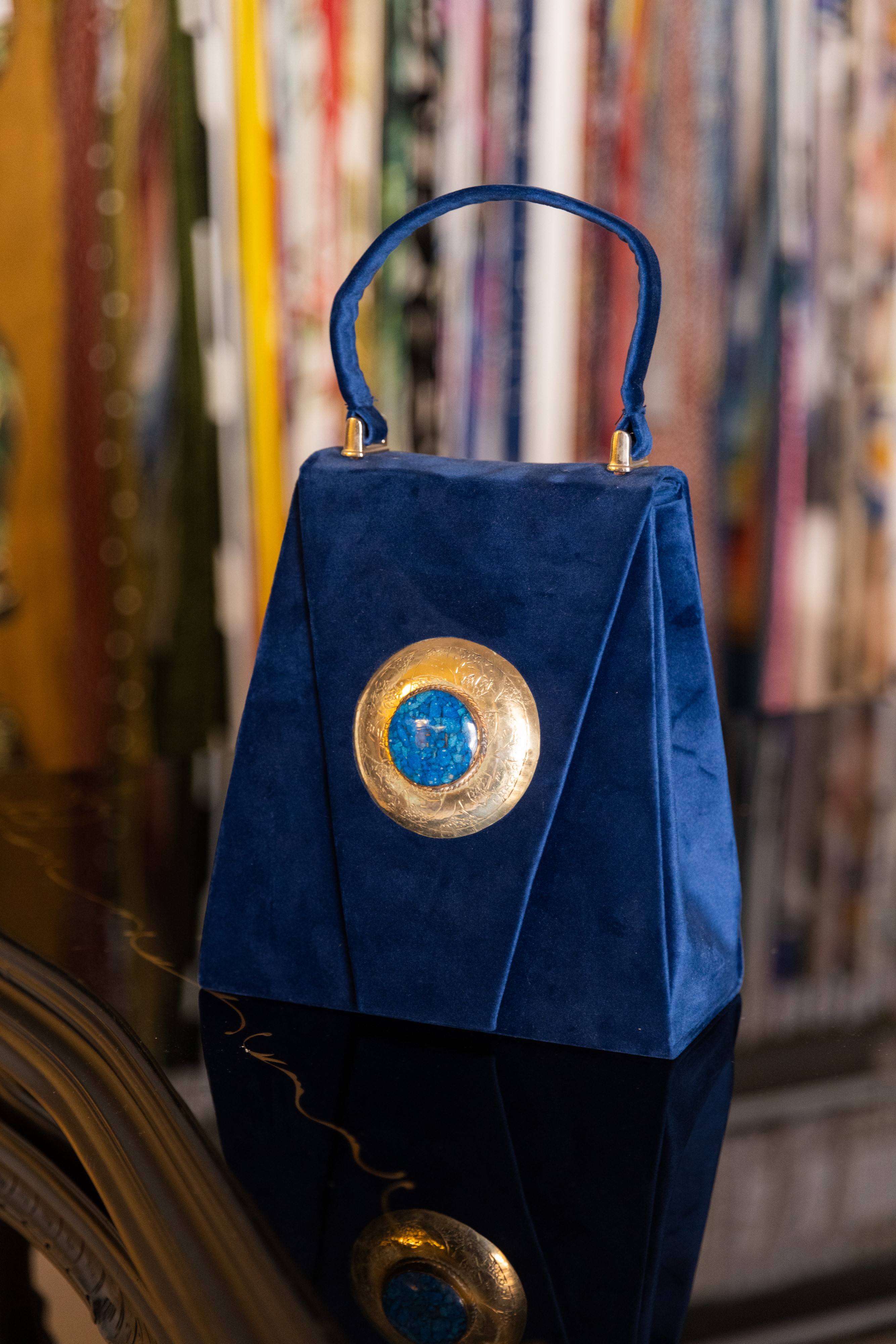 Borsa Lavi Bags realizzata a mano in velluto blu con gioiello in ottone cromato e pietra azzurra ...