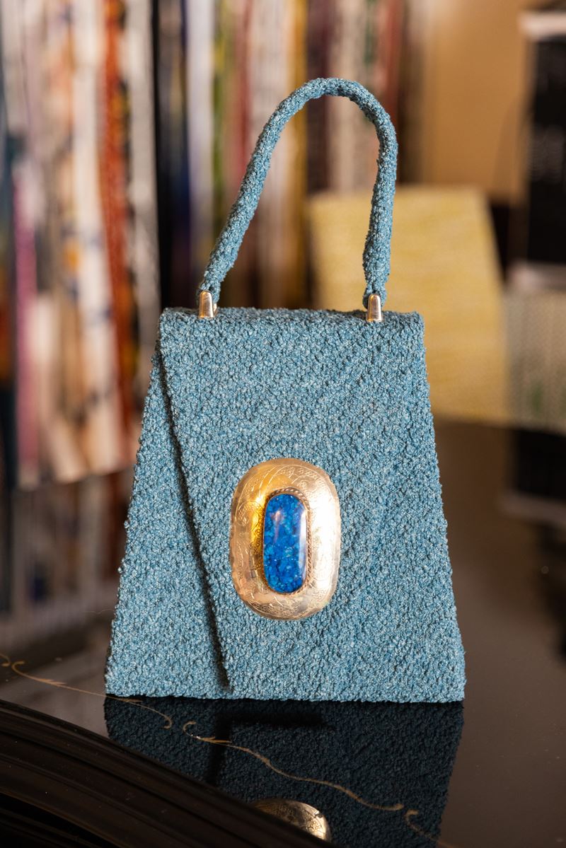 Borsa Lavi Bags realizzata a mano in tessuto bouclé con gioiello in ottone cromato con pietra azz...